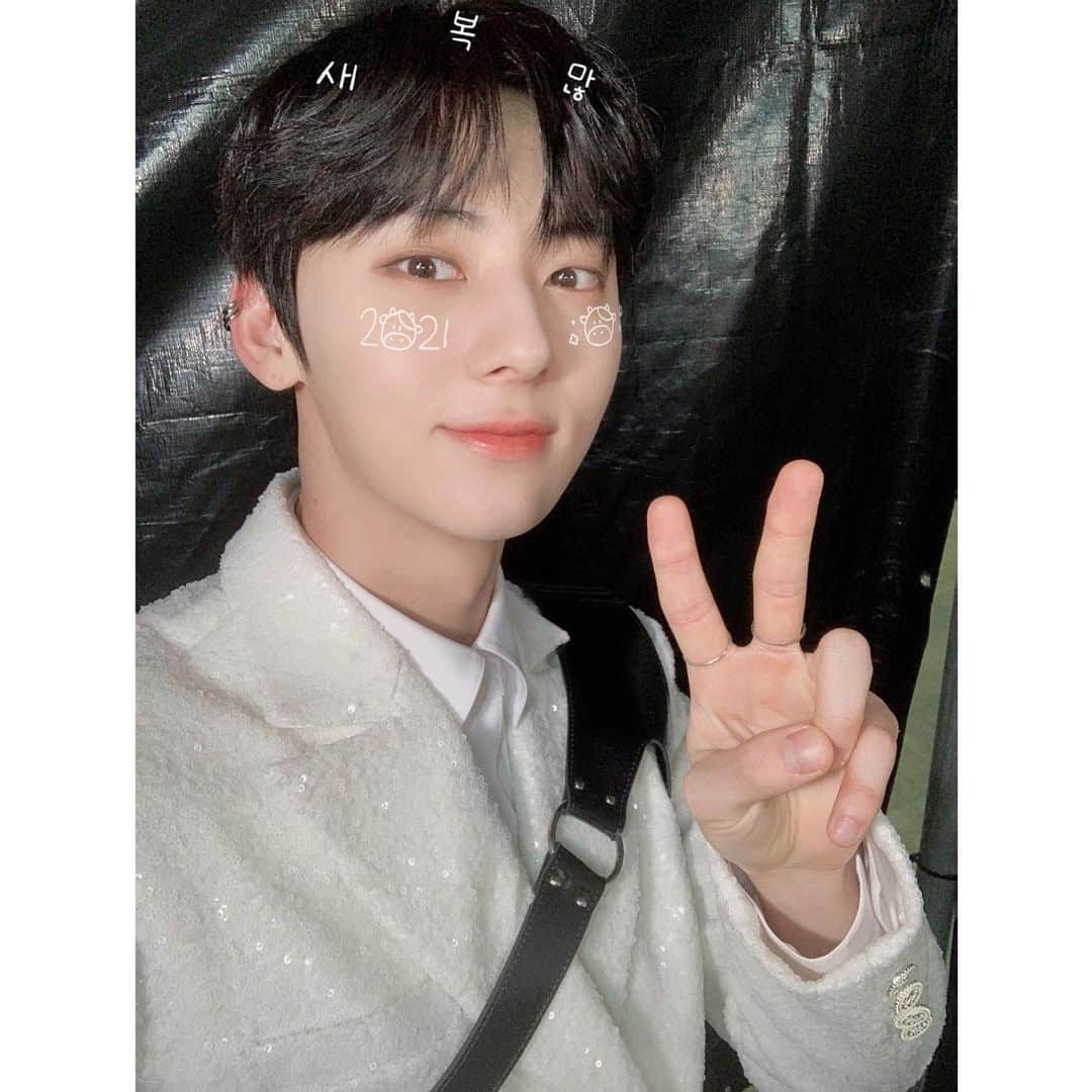 NU'ESTさんのインスタグラム写真 - (NU'ESTInstagram)「뉴이스트와 함께 해피 설날 🦊 💓 #뉴이스트_JR_아론_백호_민현_렌 #NULOΛEstagram #뉴이스트 #NUEST」2月11日 12時00分 - nuest_official