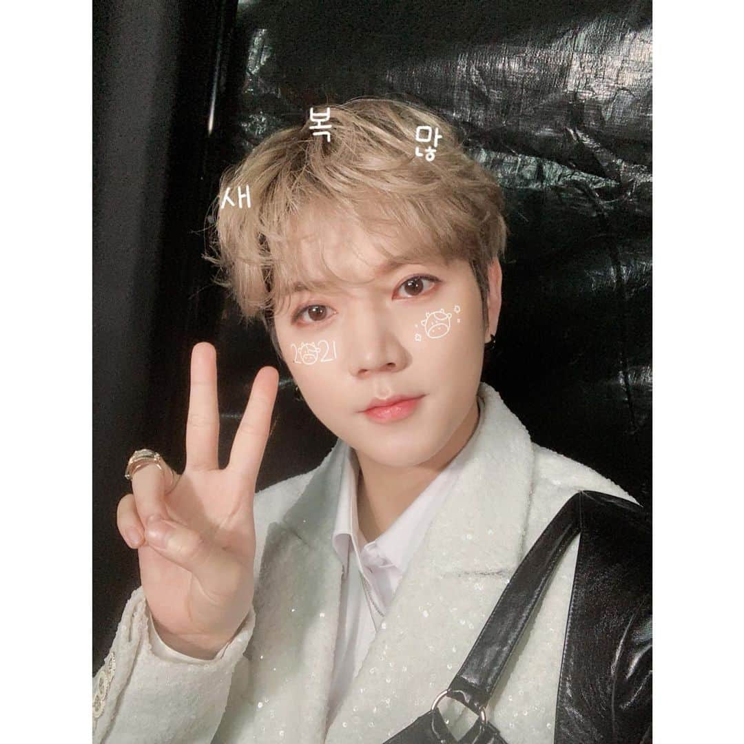 NU'ESTのインスタグラム：「뉴이스트와 함께 해피 설날 🐰 💓 #뉴이스트_JR_아론_백호_민현_렌 #NULOΛEstagram #뉴이스트 #NUEST」