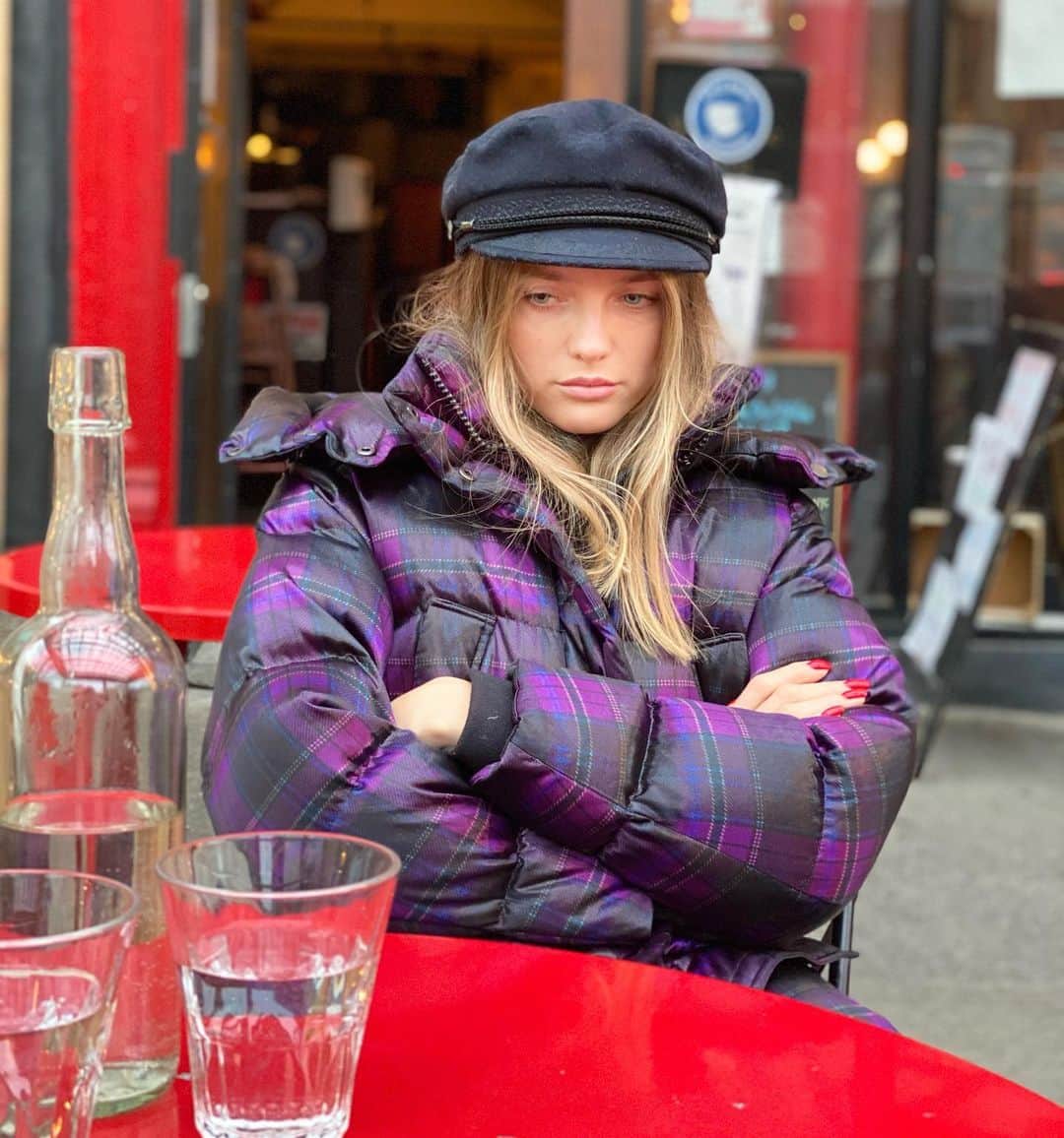 ヴラダ・ロスリャコヴァのインスタグラム：「I’m Russian and I drink vodka all day long. True or false?」
