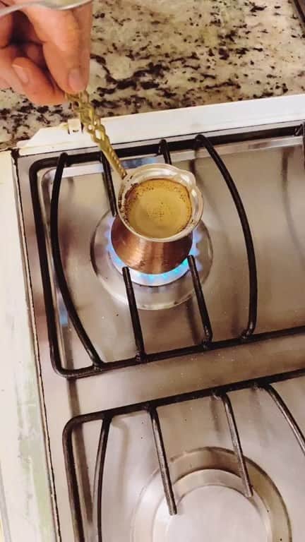 ポリーナ・ラヒモワのインスタグラム：「How to cook Turkish coffee in Brasil 🥰coffee lovers ☕️」