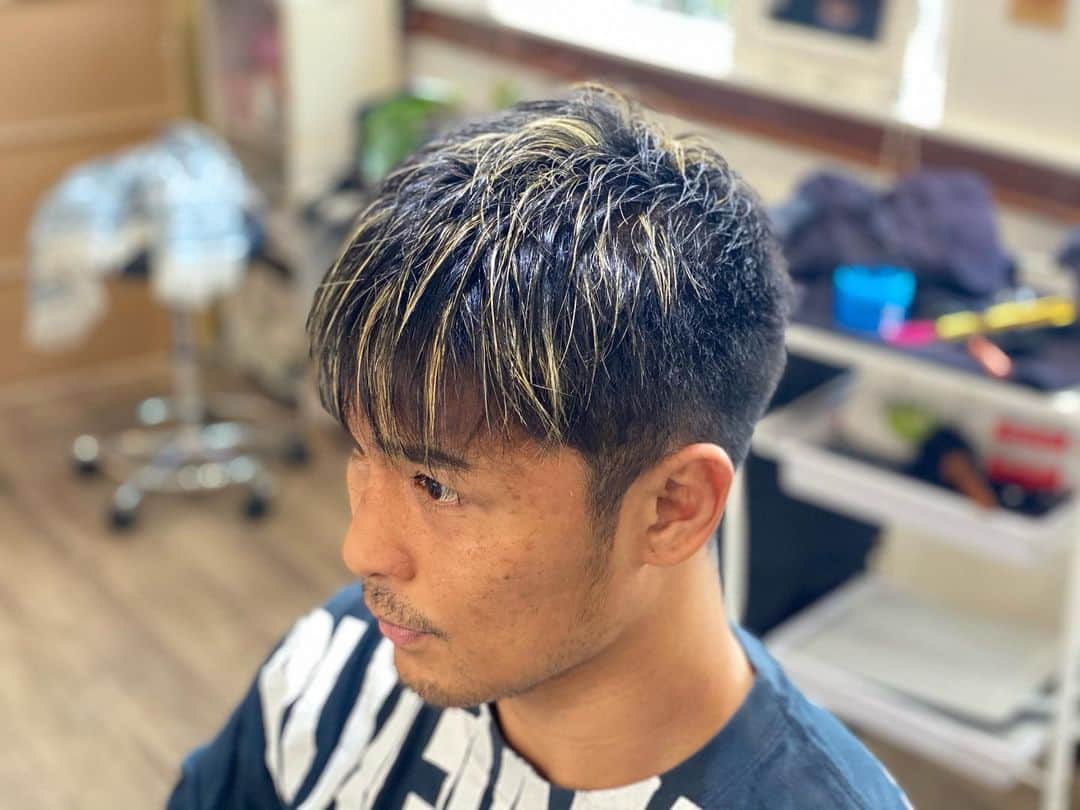 のインスタグラム：「10年ぶりくらいに金メッシュにした✌️ なんとなく若返ろうかなと思って😍 チャラくなったでしょ！笑 @dbond724 さんいつもありがとうございます(^○^)  #美容室 #カット #カラー #カットカラー #イメチェン #金メッシュ」