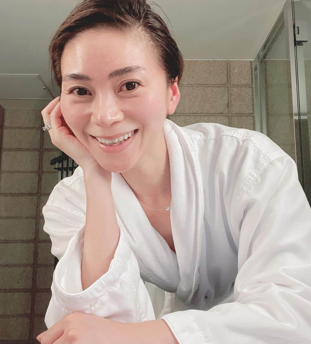 大日方久美子さんのインスタグラム写真 - (大日方久美子Instagram)「・ マスクのせいで顎にできる吹き出物がなくなった？！ しかも色まで白くなってる？！  2021年1番最初のお試しスキンケアは @shiseido_japan のアルティミューンの美容液。  製品の特徴と効果をお聞きして使ってみたいと思い使い始めました。  アルティミューン美容液の特筆すべき点は肌本来の美しさを守ってくれる効果が期待できること。  マスク生活が当たり前になり、今までにない負担を肌が感じているのは私だけではないと思います。  個人個人で肌トラブルは違うと思いますが、私は確実に顎周り、顎下部分に吹き出物ができるようになりました。  ナイロン、不織布、シルクなど色々なマスクを試しましたが、吹き出物のでかたにはそう大差がなく半ば諦めていたけど、アルティミューンの美容液は肌自体を守ってくれると期待して使い始めました。  ライン使いで化粧水と望む肌を引き出すモイスチャライザーもプラスしています。 (私はハリ効果を期待してベネフィアンスをチョイス)  効果を確実に実感したいので、お試しスキンケアの際は惜しみなくたっぷりと使うのがマイルール。  化粧水は2〜3プッシュを10回入れ込みます。 時間がない時は5回の時もありますが、基本10回入れ込むだけで、肌が柔らかくなり毛穴がふっくらとしてきて目立たなくなる実感がありました。 (化粧崩れも軽減されています)  その後、アルティミューン美容液を2〜3プッシュ顔全体に優しく塗布します。  アルティミューンは他の美容液と一緒に使っても大丈夫なんですが、必ず化粧水の後、1番初めの美容液として使います。  更に、アルティミューンと特に相性がいいと聞いた手持ちの美白美容液を使い、最後に乾燥肌なので手持ちの保湿美容液→モイスチャライザーで締めます。  個人的な感想ですが、美白効果はかなり早くに感じていて、朝のウォーキングを始め陽の光に当たる事が増えているにも関わらず肌が白くなってる！と友人に言われたほど。  シミがなくなったのではなく、肌全体に透明感が出てきてるんだと思います。  そして、吹き出物がほとんどできなくなりました！  使用して10日目くらいから実感してきたので、 美容液がなくなるまで、しっかり継続していきたいと思います。  資生堂のご担当さま曰く、美容液は継続して使う方がおすすめ。一旦やめてもまた戻ってこられるお客様が多いとのこと。  個人的な感想と使い方ですが、吹き出物は軽減され美白効果を実感したので気になる方は使い方も合わせて試してみてください。  #PR #ShiseidoGinzaTokyo #アルティミューン #ShiseidoMakeup #資生堂 #ベネフィアンス #免疫」2月11日 12時12分 - kumi511976