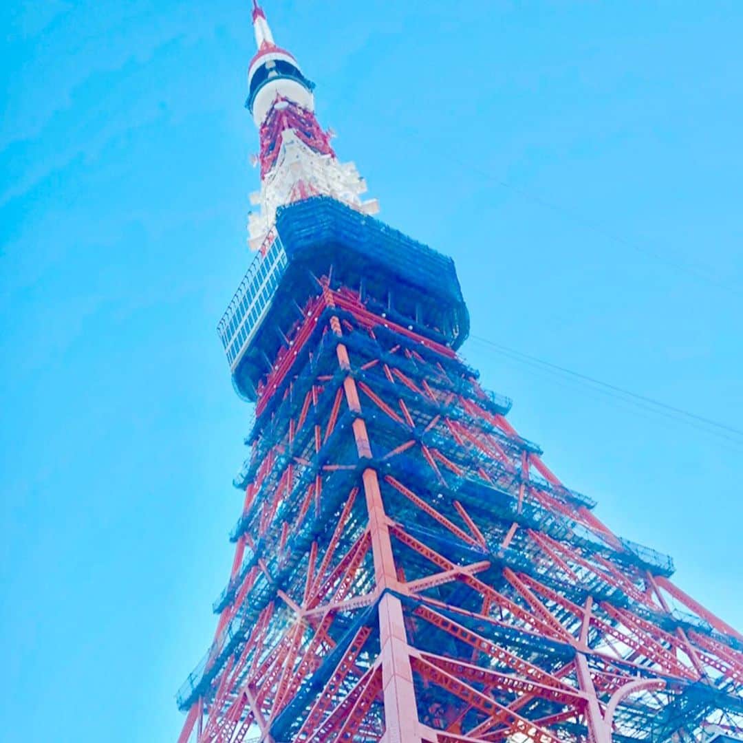 のインスタグラム：「Good Morning Tokyo  早起きしてウォーキングして、 大好きなシナボンのモーニング  今シナボンから、チョコレートフロスティンに生チョコが トッピングされた生チョコボンが限定で出ていて バレンタインにもオススメ☺️  #Japan #Tokyo #Goodmorning #Roppingi #TokyoTower #Cinnabon」