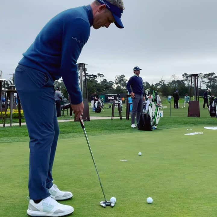 ルーク・ドナルドのインスタグラム：「On fast & undulating greens (which Pebble Beach has plenty of) practice with a tee guarding the low side of the hole. It acts as a great visual to roll the ball with soft speed & plenty of break, making sure it’s going in on the high side. #LDTips #fast #breaking #greens #visualization #Pebblebeach #touch #speedcontrol @attproam」