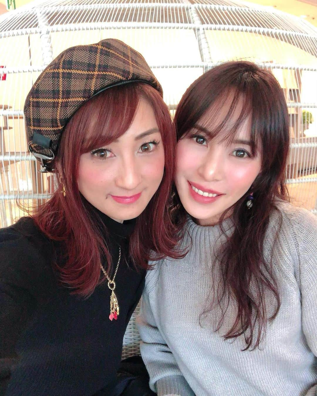 彩耶さんのインスタグラム写真 - (彩耶Instagram)「♡♡♡ どこかわかるかなぁ❓ わかる方は大阪に詳しいっ🤗💕 ・ ・ あきちゃん @akiko.u1102 とは 2人の時間がちょうど合いそうなら お仕事の合間に30分だけでも逢ったりするの笑 ・ ・ だからね、立地も良くて居心地良い場所見つけたくて〜💕 あちこち探索中〜🤔 ・ ・ ここはなかなか良かったよ👍 籠に見立てたソファが可愛い〜🤍 ・ 大阪でオススメのカフェ☕️があったら 教えてくださいね😉 ・ ・ ・ この日は、あきちゃんプロデュースの  " 𝙍𝙤𝙨𝙚 𝘽𝙖𝙩𝙝 𝙎𝙖𝙡𝙩 " 🌹 の話でもちきりでした。 ・ お化粧品もそうなんですが、私はローズに縁があるみたい♡ ・ 香りに癒されるし😌✨ なにより、10分もしないうちにびっくりするくらいの汗が出てくるんですっ💦  ・ デトックス効果が期待できるし身体の芯から温まるから、今の季節に特にいいですよね🧡 私は毎日使ってます🛁💕 ・ 朝起きて、顔が浮腫みがちな時も  " 𝙍𝙤𝙨𝙚 𝘽𝙖𝙩𝙝 𝙎𝙖𝙡𝙩 "のお風呂で汗をいっぱいかいたら、お顔がスッキリしますよ❣️ 撮影前には、欠かせない〜 ・ 本当にオススメです💕 あきちゃんのサロン 宮美黄土 よもぎ蒸し処 " 美健堂 " @bikendo2011 でも購入できますよ。 ・ ・ https://labo7956.official.ec/ @rose_bathsolt ・ ・ ・ 実は今日も夕方 2人ともお仕事の合間にちょっとだけ会えそうなんです🥰 たのしみ〜っ💕 ・ ・ ・ #恋するローズバスソルト #bathsalt #バスソルト #rosebathsalt #rose #バラ #入浴剤 #癒し #リラックス #デトックス #女子力 #美意識 #beauty #大阪 #心斎橋 #上村明子 #よもぎ蒸しサロン #宮美黄土 #よもぎ蒸し #ハイフ #ヒト幹細胞 #美容  #モデル #model #秘書 #ウォーキング講師 #インフルエンサー #kobe #神戸 #osaka」2月11日 12時15分 - 3aya11