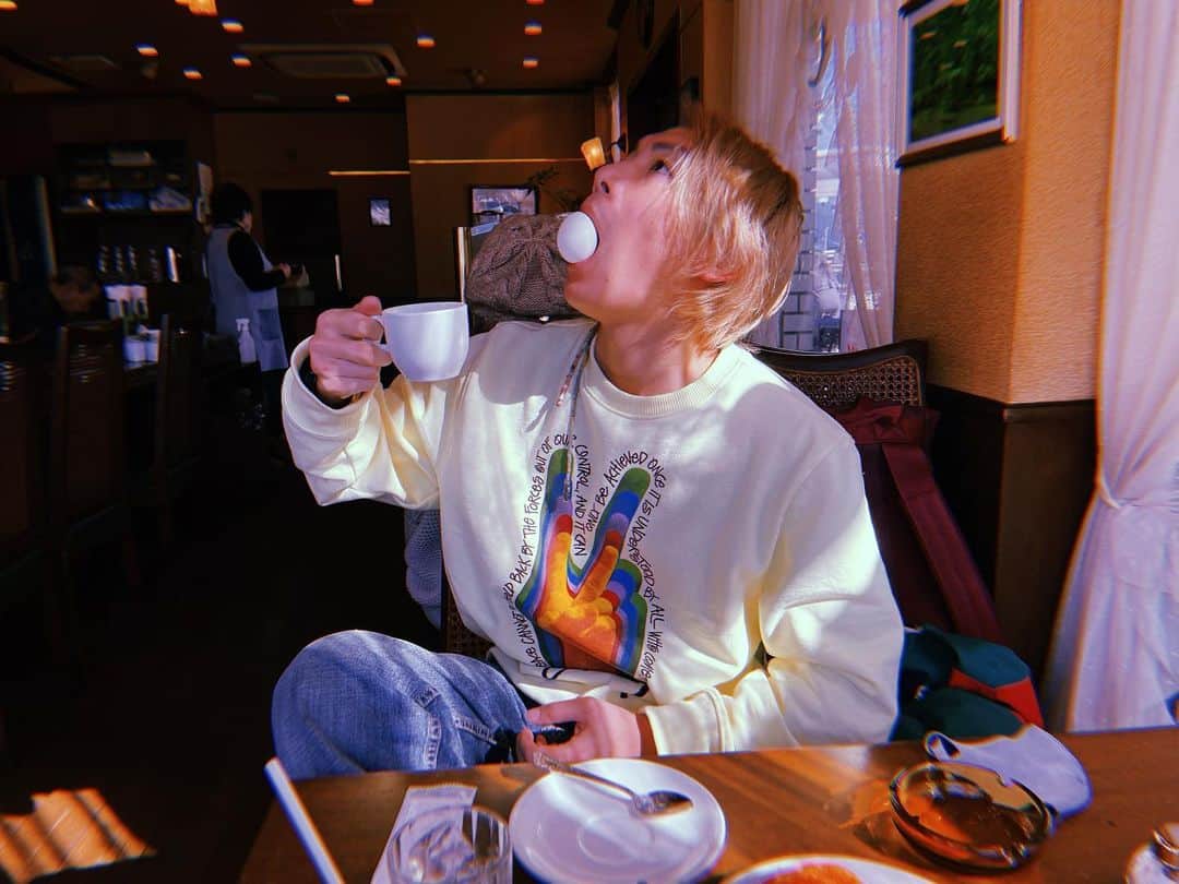 ジョーブログのインスタグラム：「朝からゆで卵丸ごと食ってるぜ！ それはそうとフォロー0にしました🤣 流動的にいらん情報流れすぎててついつい見ちゃったりして時間とられてる気がしたからノリでどうなるか実験してみるわ笑 「コルァー！！ジョー！友達やめやがってー！」ってクレームは受け付けまへん🤣 なんかあったらLINEしてなあ👍  レディゴー👍」