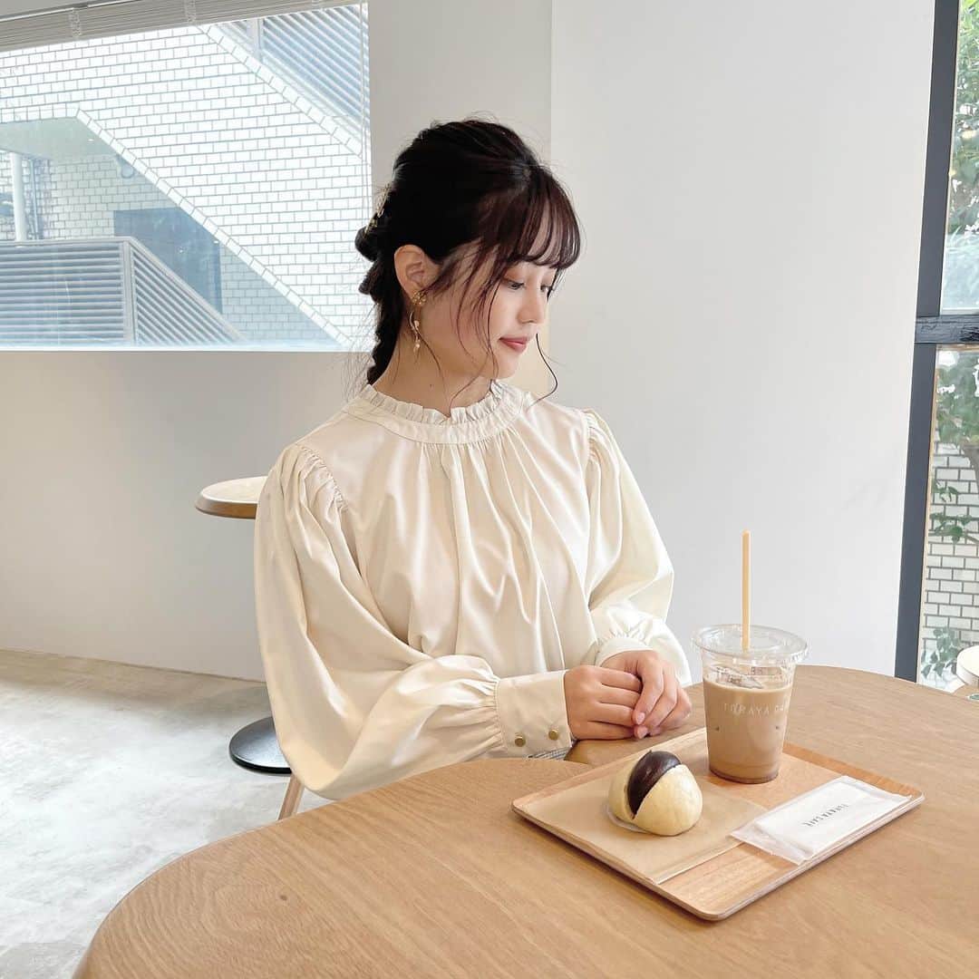 fruncoさんのインスタグラム写真 - (fruncoInstagram)「. frunco blouse🌹 . フリルBL ¥2,926(taxin)←TIME SALE価格 . 生地の光沢感と袖のゴールドボタンが 高級感を醸し出してくれるブラウスです◎ . 肩のギャザーとボリューム袖でトレンド感を、 フリルネックとバックリボンで 女性らしさをプラス . 一枚で着るのはもちろん、 ニットやベストなどと重ね着するのも オススメです🩰 . ZOZOTOWNからお買い求めください❤︎」2月11日 12時32分 - frunco.official