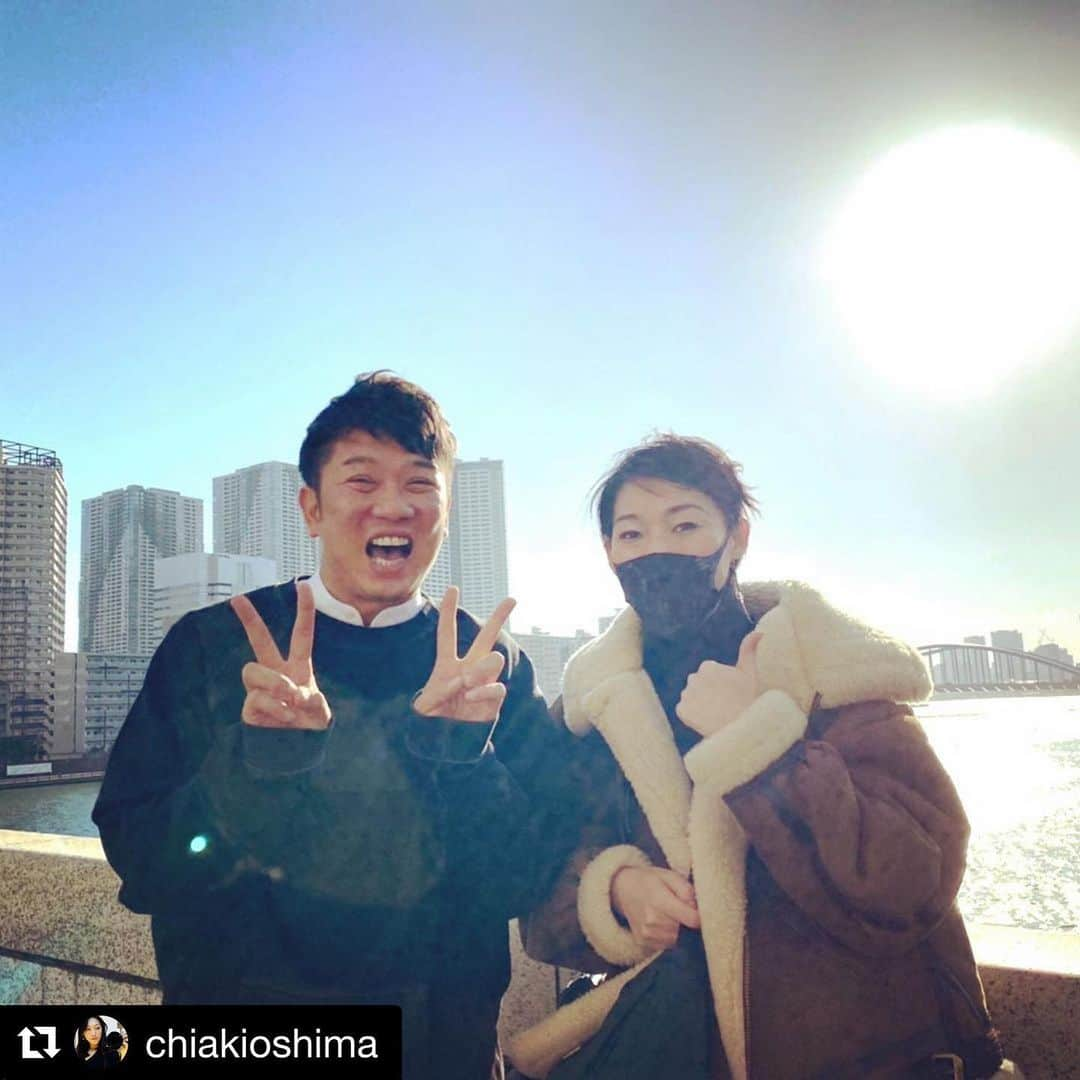 木本武宏さんのインスタグラム写真 - (木本武宏Instagram)「@chiakioshima さんに記念日をテーマに写真を撮って頂きました。本日まで銀座で写真展が開催されているのとオンラインでも見れるので是非！  #Repost @chiakioshima with @get_repost ・・・ おはようございます！  写真展6日目の朝です。 開催は明日までとなりました！日々写真を見に来てくださっている皆様、ありがとうございます✨  ご縁があって記念日撮影をさせていただき、展示させていただいています、TKOの木本武宏さん @tkokimoto の撮影エピソードをご紹介させていただきます！  かちどき橋は、14年前に東京にこられて仕事がない時に、この橋からしょっちゅう「大阪に帰りたいなぁ」と、黄昏られていた思い出の場所だそうで、こちらで東京移住15周年記念日の撮影をさせていただきました。  苦労や様々な経験を重ねてきた方の笑顔や喜びの表情って、すごくパワーをもらえます！少しの撮影でしたが、木本さんの生命力を瞬時に感じました。展示写真以外の写真も素敵な表情がたくさんありました！！‥‥あ、でも向いてた方向は、大阪じゃなく、オーストラリアだったみたいで、、😂笑。方向は違ったかもしれませんが、想いは大阪に届かれていたかと思います！！今の木本さん、みなさんに是非ご覧になって欲しい1枚です✨いただいたお花も綺麗な色のお花で、元気になります！！ありがとうございます✨  展示は明日14時までですが、オンライン写真展でも3月14日まで作品を UPさせていただきますのでお楽しみに✨  また、リアル展覧会は早くも明日まで、オンライン写真展で見れない写真が、MOVIE STAR @inrock_official で来日撮影させていただき、特別に許可を得れた、ハリウッドスターのマッツ・ミケルセン @theofficialmads 来日記念日の写真。 西内ひろさん、まりやさんの姉妹での旅記念日写真  @0214hiro @mariya_nishiuchi_official  本当に、とても貴重な展示になり、感謝しています。  この時期なので、くれぐれも無理はされませんように。見ていただける方はぜひ。  今日は10時半ー19時、明日は10時半ー14時までなので、お間違えなくです。  では、今日も感染対策をして楽しい一日に✨☺️  #木本武宏 #TKO #勝鬨橋 #かちどき橋 #私の記念日 #moviestar #マッツミケルセン  #madmikkelsen #西内ひろ #西内まりや #西内姉妹 #Momentstoremember #大島央照写真展 #chiakioshima #写真展 #写真 #記念 #記念日 #撮影 #記念撮影 #photo #photographey #flag #walldecor #富士フォトギャリー銀座」2月11日 12時24分 - tkokimoto