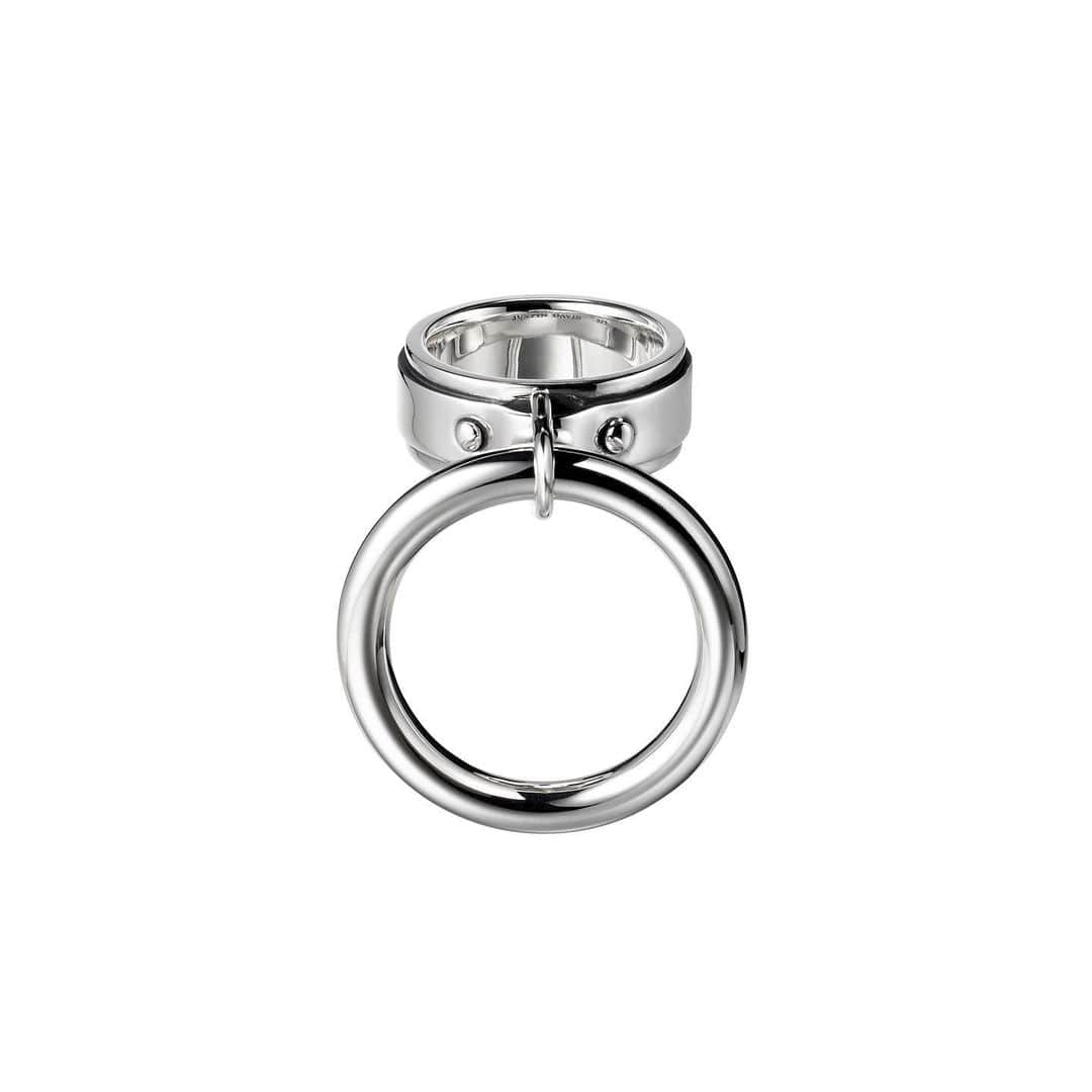 のインスタグラム：「“BIG NOISE” Bangle “BIG NOISE” Ring ⠀  シドベルトからインスパイアされたビッグノイズバングル &リング、 パイプ状の 大ぶりなチャームが強いインパクトを放ちリングとの接続パーツは当時シド・ヴィシャスが 着けていた モデルを忠実に再現 ⠀ #justindavis  #ジャスティンデイビス」
