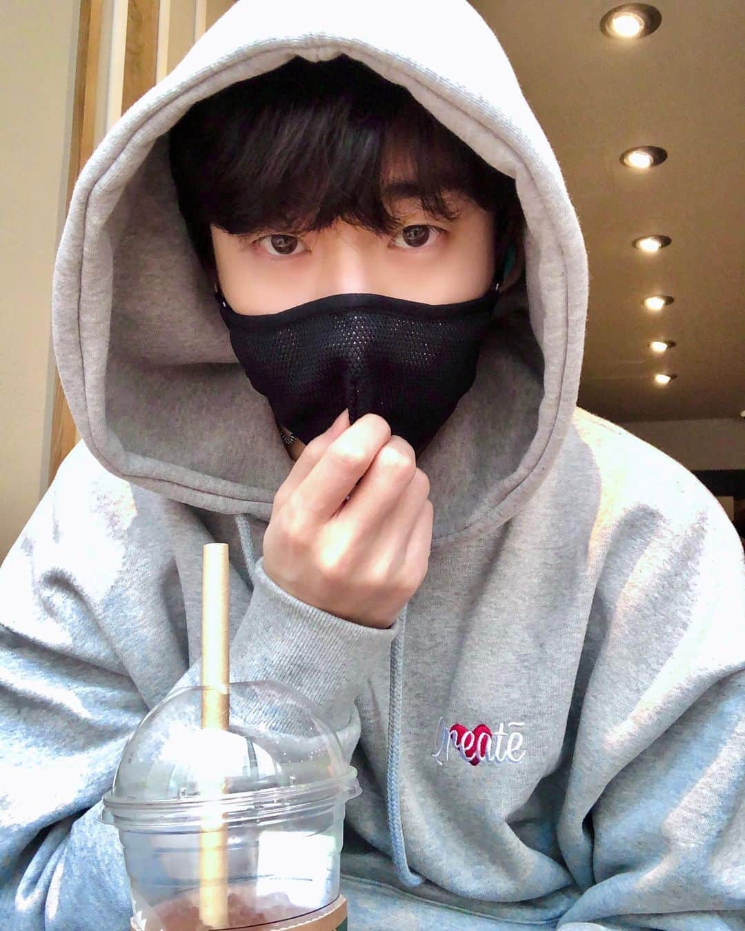 ケビン さんのインスタグラム写真 - (ケビン Instagram)「Mask on mask off😷」2月11日 12時25分 - kevinwoo_official