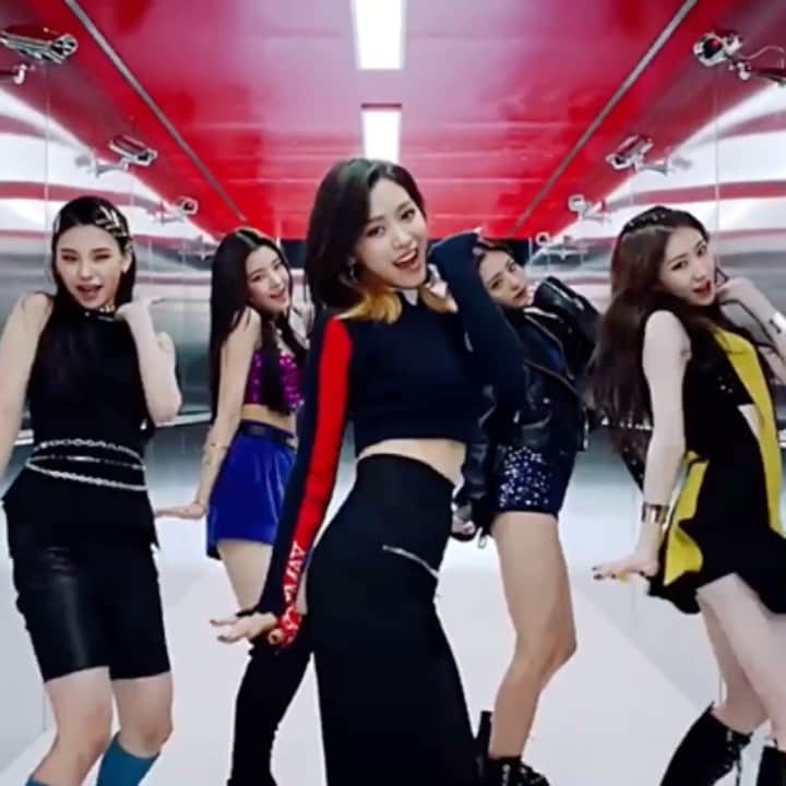 チェリョンのインスタグラム：「Happy 2 years to Dalla Dalla!💕  ️️ ️️ ️️ two years ago since the best 4th gen debut song dropped which is ITZY's "DALLA DALLA" the song that made it became the fastest gg to win on a music show and making them the most awarded rookies of all time. also, it is the song with the most digital streams by a girl group in 2019!🔥👑」
