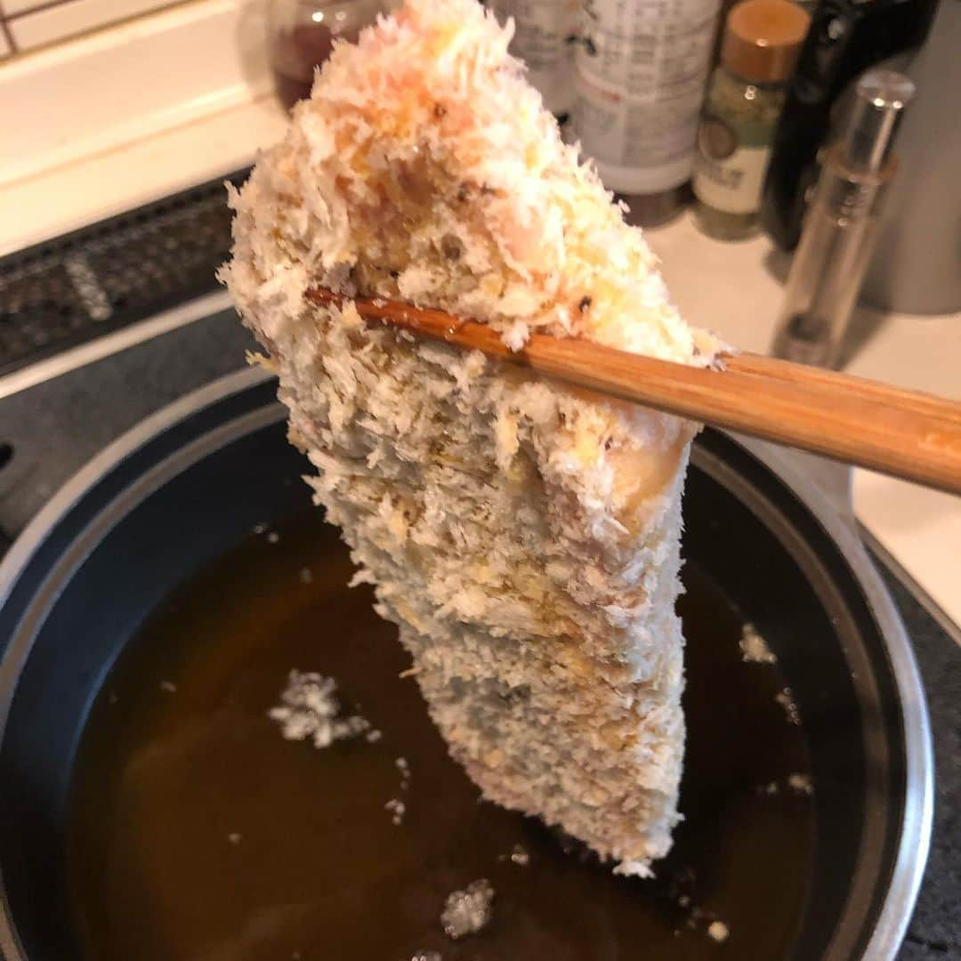 セイン・カミュさんのインスタグラム写真 - (セイン・カミュInstagram)「Daddys cooking; Tonkatsu/fried pork cutlet 😍 The kids loved it 🥰 #thanecamus #tonkatsu #porkcutlet #kidsloveit #yummy #yummyfood #bonappetit」2月11日 12時27分 - thanecamus