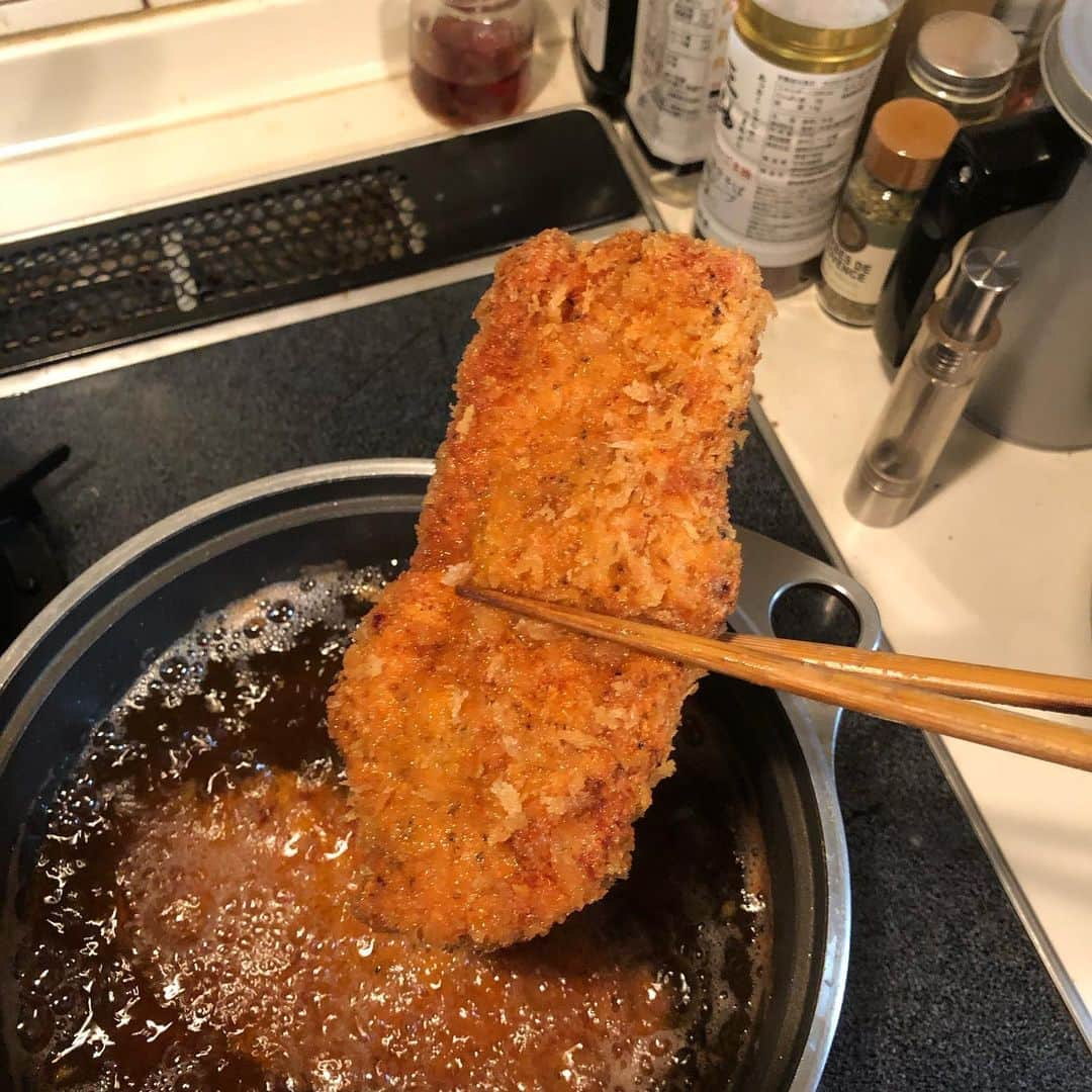 セイン・カミュさんのインスタグラム写真 - (セイン・カミュInstagram)「Daddys cooking; Tonkatsu/fried pork cutlet 😍 The kids loved it 🥰 #thanecamus #tonkatsu #porkcutlet #kidsloveit #yummy #yummyfood #bonappetit」2月11日 12時27分 - thanecamus