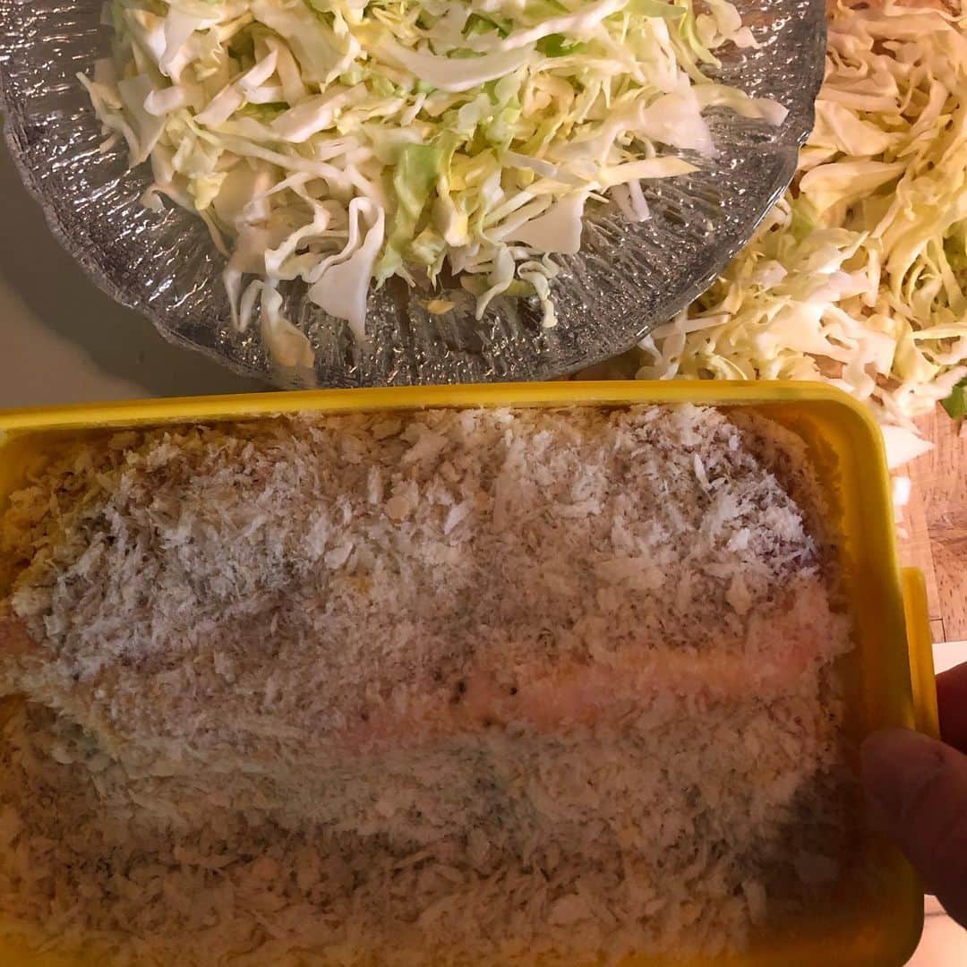 のインスタグラム：「Daddys cooking; Tonkatsu/fried pork cutlet 😍 The kids loved it 🥰 #thanecamus #tonkatsu #porkcutlet #kidsloveit #yummy #yummyfood #bonappetit」