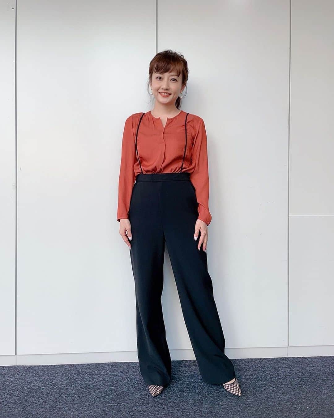 島本真衣さんのインスタグラム写真 - (島本真衣Instagram)「今日の衣装です🧡 今年の春夏はサスペンダー付きのボトムスが沢山出てくるそうです🤍 カッコよく着こなしたいですね✨  #oggi @oggi_mag  #スタイリスト #川上さやか さん @sk_120   ブラウス BANANA REPUBLIC @bananarepublic_jp  パンツ BOSCH’ @bosch_official  靴 DIANA @dianashoespress  ピアス ABISTE @abiste_official  #グッドモーニング @good_morning_ex  #テレビ朝日 #アナウンサー #島本真衣」2月11日 12時28分 - mai_shimamoto_ex