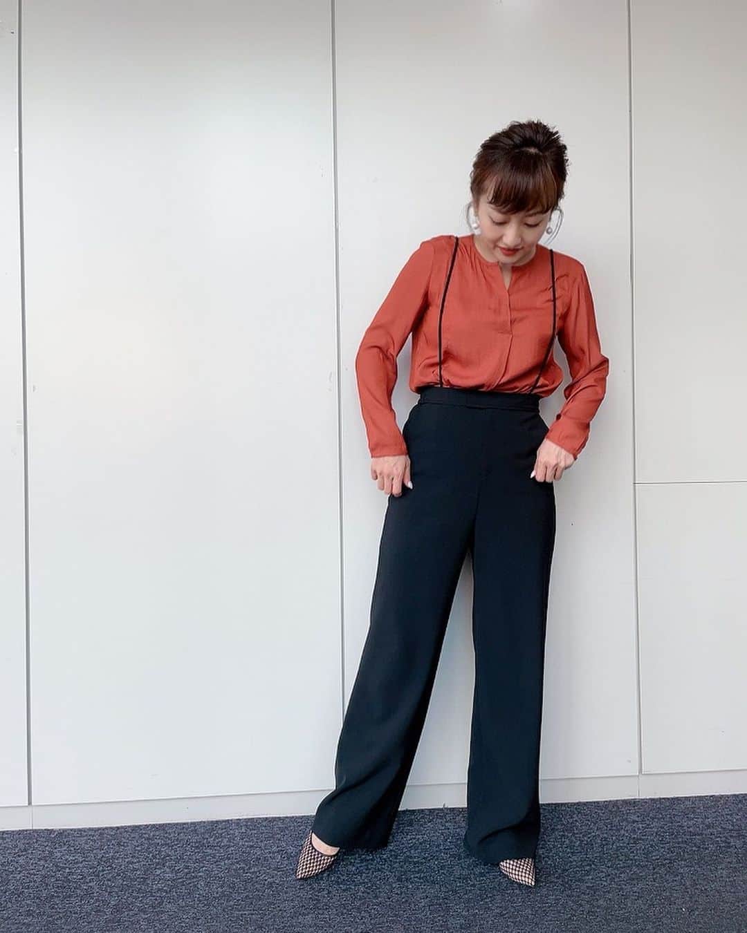 島本真衣さんのインスタグラム写真 - (島本真衣Instagram)「今日の衣装です🧡 今年の春夏はサスペンダー付きのボトムスが沢山出てくるそうです🤍 カッコよく着こなしたいですね✨  #oggi @oggi_mag  #スタイリスト #川上さやか さん @sk_120   ブラウス BANANA REPUBLIC @bananarepublic_jp  パンツ BOSCH’ @bosch_official  靴 DIANA @dianashoespress  ピアス ABISTE @abiste_official  #グッドモーニング @good_morning_ex  #テレビ朝日 #アナウンサー #島本真衣」2月11日 12時28分 - mai_shimamoto_ex