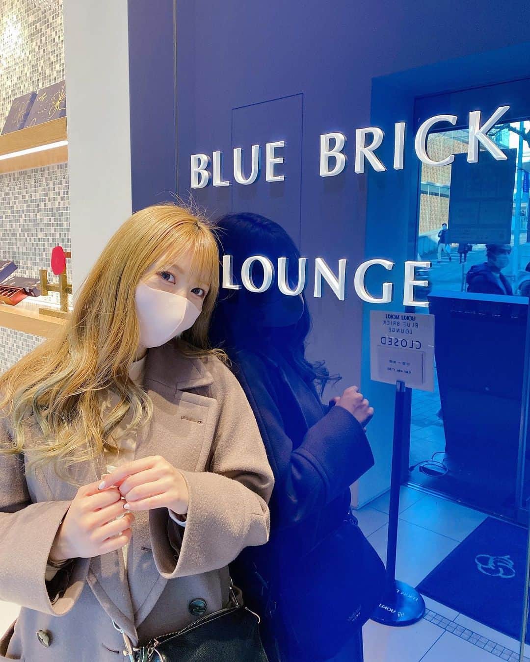 西村季里子のインスタグラム：「・  表参道の #blueblicklounge ☕️  前から気になってたカフェ🦋 外観もすっごく可愛いくて素敵だった✨  もう少し暖かくなったら おしゃカフェのテラスで もっとお茶したい💕💕💕  #表参道#カフェ#カフェ巡り  #表参道カフェ#ブルーブリックラウンジ  #ヨックモック#おしゃカフェ #テラス#コーヒー#ティー #follow#followｍe」