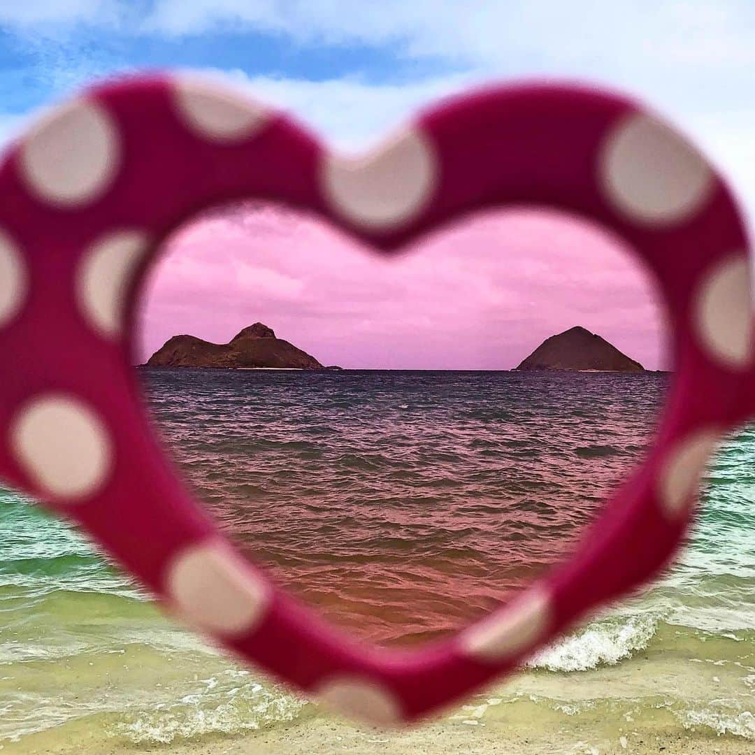 shihoのインスタグラム：「💗♡💗♡💗 ・ いろんな撮り方をしたくなっちゃう。 可愛らしく見える景色もたまにはよき🥰💗 ・ 皆さま素敵な1日を♡ Have a good one! ・ #hawaii#islandofoahu#oahu#ハワイ#trip #オアフ島#travel#loco_hawaii#travel_jp #funtorip#タビジョ#旅MUSE#genic_travel #genic_mag#たびねす#旅行#genic_hawaii #lanikaibeach#カイルア#kailua#lanikai#sea #tabijyomap_hawaii#lealeahawaii#2021 #oahuhawaii」