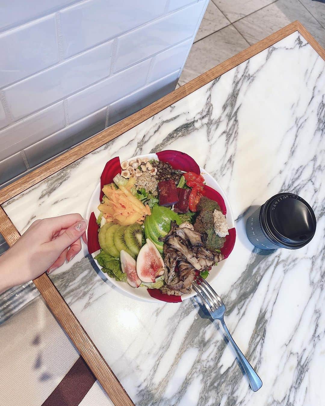 藤後 沙織 とうごさおりのインスタグラム：「いつかのヘルシーランチ🍴  アメリカ西海岸発のブッダボウル🥣 まいたけとイチジクが鬼のようにすき。  最近、食べるものでお肌とか全然変わってくる！ってひしひしと感じたので、素材とか原料とかきちんとみて選ぶようなった。 大人になりました🥰  Please have a great holiday♥︎  #ブッダボウル#buddhabowl #buddhabowls #ディーンアンドデルーカ#ディーンアンドデルーカ広尾#広尾ランチ#広尾カフェ#広尾#ヘルシーランチ#ヘルシーランチ広尾#hiroo#lunchtime#lunch」