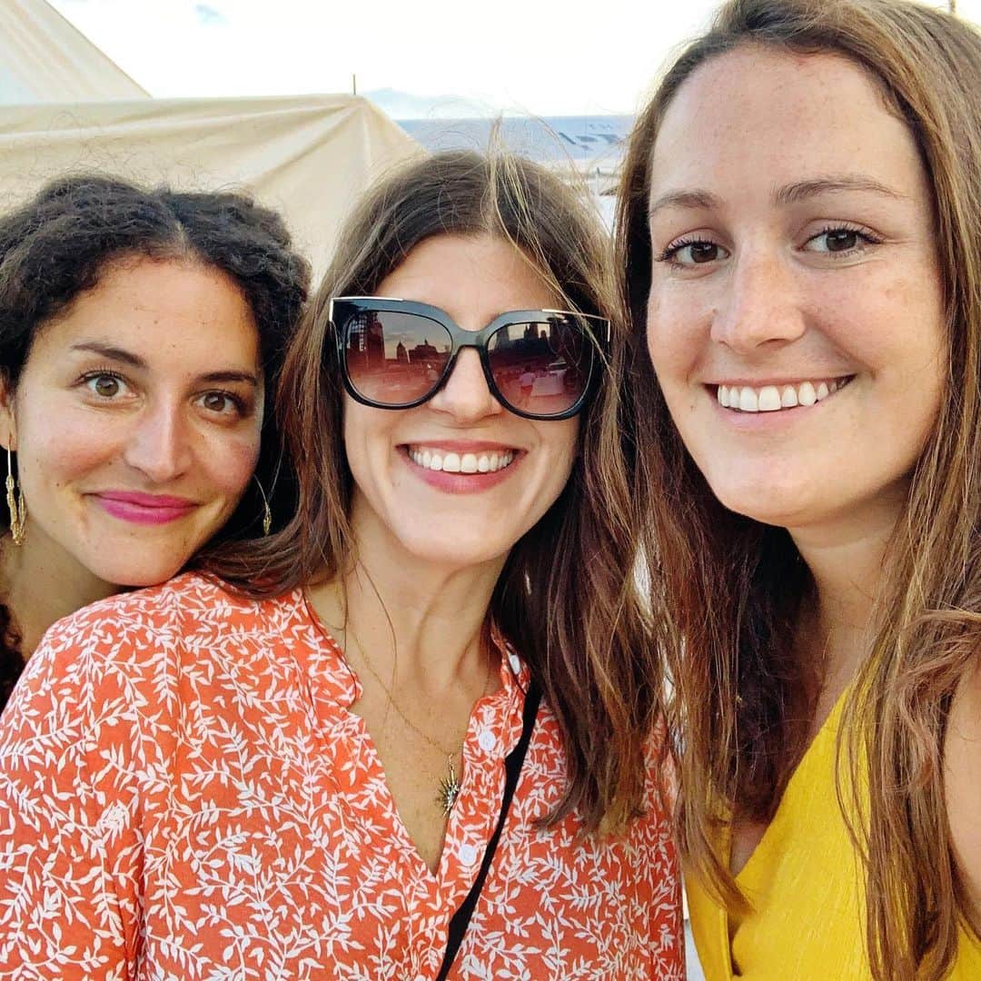 Ilana Wilesのインスタグラム：「For the record, the two Gen Xers in this photo are rockin a middle part. Get with the times, @allieisnardi!」