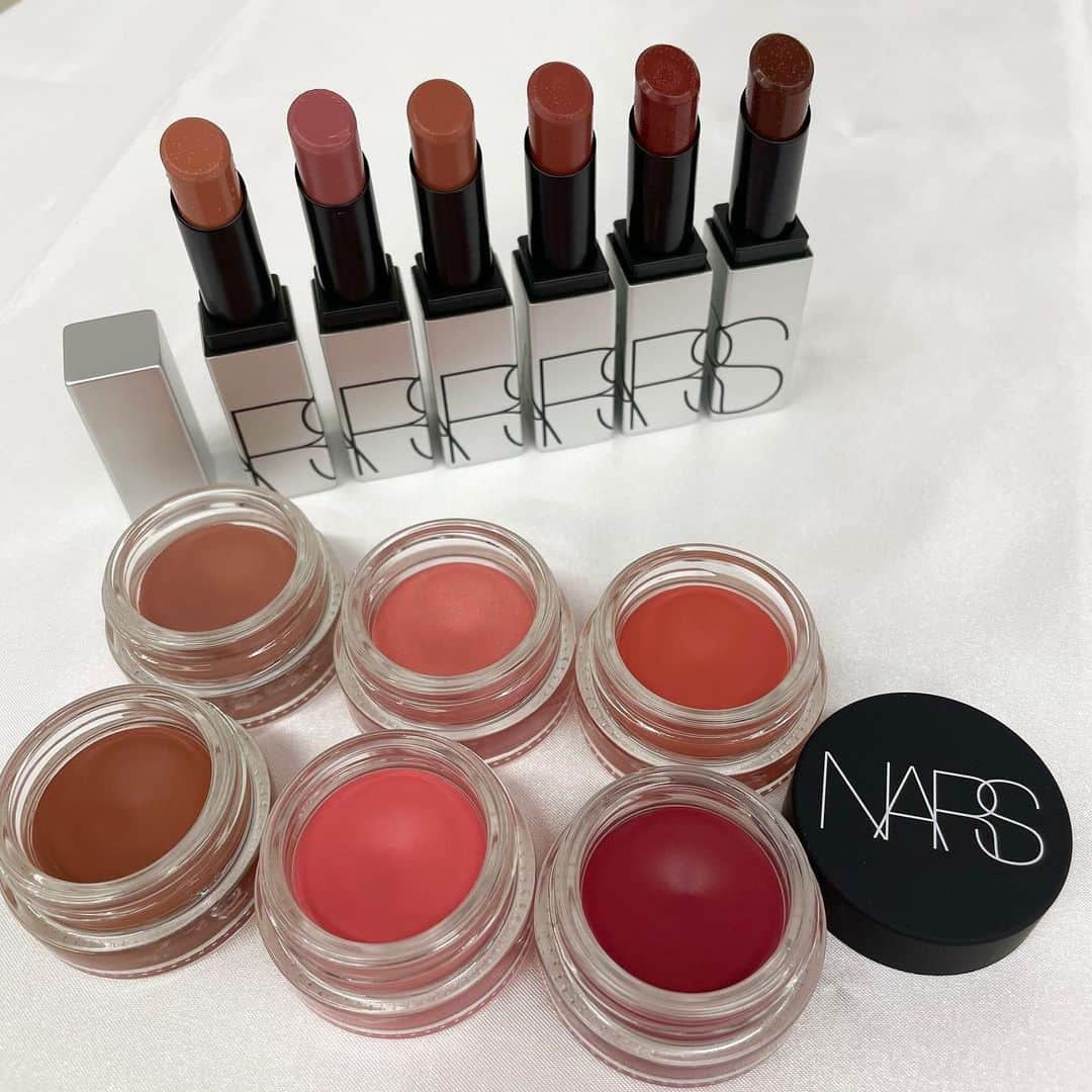 VOCE編集部さんのインスタグラム写真 - (VOCE編集部Instagram)「#NARS から、やわらか発色のリップ・チークが登場💄【スウォッチ付き】3/12発売。  やわらかく美しい発色のコスメが揃ったNARSの新コレクション✨大人な魅惑的な雰囲気を引き立てる絶妙なマットカラーは、旬顔に仕上がりますよ。  ✅NARS エアーマット ブラッシュ 全8色 ￥3700 ふんわりやわらかな質感のマットチーク。クリーミーでムースのように軽いテクスチャーが、肌に乗せた瞬間ベルべットのようなパウダーに変化し、溶けこむようになじみます◎ バリエーションも豊富で、どれも春のメイクぴったりな柔らかいカラーです🌸 一部数量・店舗限定発売です。  ✅NARS ソフトマット ティンティッドリップバーム 限定6色 ￥3300 シアーでマットなリップバーム。ヌードカラーで絶妙なぼかし効果があり、大人の美しさを引き立ててくれそう😻シルバーのパッケージもオシャレ。  （インスタ担当Y） ーーーーーーーーーーーーーーーーーーーーー VOCEのInstagramでは新作コスメ情報やメイクテク、撮影舞台裏を毎日お届け!ぜひフォロー&チェックして！！ 👉＠vocemagazine  #voce #voceおすすめ #vocemagazine #ヴォーチェ #新作コスメ #デパコス #デパコス好きな人と繋がりたい #デパコスリップ #おすすめアイシャドウ #コスメ好きな人と繋がりたい #クリームチーク #美容好きさんと繋がりたい #春メイク #美容垢 #クリームチーク #ヌーディーリップ #チーク #ティント #春コスメ #新コレクション #nars #ナーズ #narscosmetics #ナーズリップ #ナーズチーク #ソフトマットティンティッドリップバーム #エアーマットブラッシュ」2月11日 12時38分 - vocemagazine