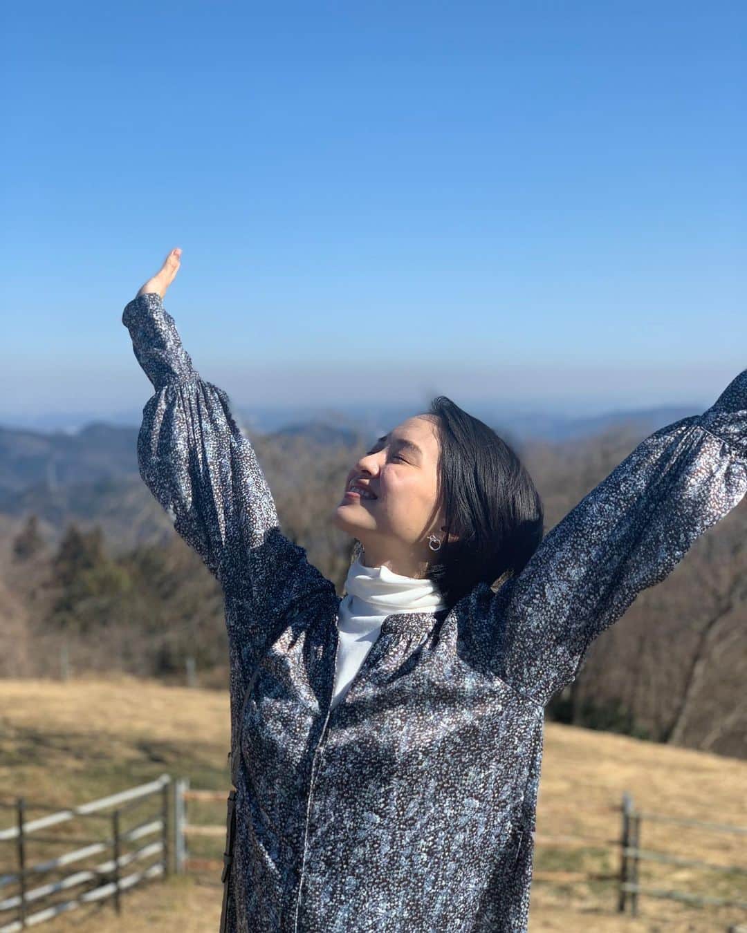 坂野志津佳のインスタグラム：「妊娠10ヶ月に入りました👼 . 里帰り先がとっても田舎なので、毎日美味しい空気を吸ってすくすく成長しています！(赤ちゃんも、私も、、🐷💦) . . . こうして田舎暮らしをしていると、自然と物欲がなくなって、別に多くの物がなくても楽しく生きれるんだなぁと感じました😌  東京ってなんか急かせかしてるから、安心したくて物を多く持っていたかったのかなぁと。  物とか、人とか、お金とか。  欲が強くなっている時は心の奥に原因があるのかも！  私も欲まみれな人間だったので(笑)、この里帰り出産を機に気づけてよかったです😊 赤ちゃんと夫さんに感謝です。  ではまたー！ . . . #マタニティライフ  #妊娠10ヶ月」