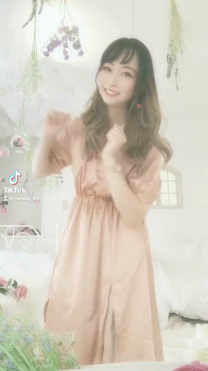 大崎菜々子のインスタグラム：「#ミチノチモシー   #tiktok #atelierfuwary #ゆめかわいい #lebeccaboutique #夢か現かスリットサテンワンピース  #横浜美少女図鑑 @bishoujozukan_official #ラジオパーソナリティー #我的最愛  #fashiongram #좋아요 #팔로우미 #오오티디  #패션  #패션스타그램#model #cosplayer #l4l #girl  #cute #かわいい#instagood #色白女子 #ブルベ夏 #透明感カラー  #makeup #cosmetics」