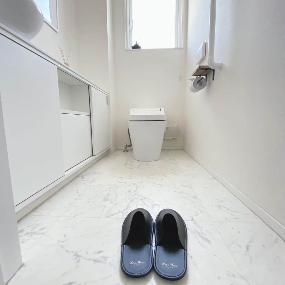 meguri.kさんのインスタグラム写真 - (meguri.kInstagram)「1階のトイレのスリッパ変えました✨ ・ 上品で高級感のあるデザインに一目惚れ💓 ・ ヴィーガンレザーです♪本革の様な高級感がありながらもお手入れしやすいのが嬉しい♡ ・ トイレで使うのは勿体無いほど素敵なスリッパですが、トイレも立派な部屋！！大切にしている空間なので✨ ・ 今まで使っていたスリッパは2階のトレイ用にしました😊 ・ @hinatalife で見つけました♫ ・ クーポン良ければお使い下さい✨ 全ての商品をご注文時ご利用いただけます♫ ----------------------------------- ★10％OFFクーポン★  クーポンコード：【megurik10】 有効期限：～2021年2/28（日） 23：59まで  ※5000円以上（商品代金のみ）で利用可能。 ※クーポンは併用不可となります。  ■hinatalife  のアプリをインストールして頂くと10%off特別クーポン貰えますよ♡ ------------------------- ・ #スリッパ#ルームシューズ#ヴィーガンレザー#トレイスリッパ#ひなたライフ#hinatalife #ひなたライフフレンド#PR#トイレ#wc#トイレインテリア#一条工務店#ismart  #シンプルライフ#丁寧な暮らし#暮らしを整える#暮らしを楽しむ#暮らし#くらし#日々のこと#インテリア#interior#マイホーム記録#注文住宅#マイホーム#シンプルインテリア#おうち時間」2月11日 12時47分 - meguri.k