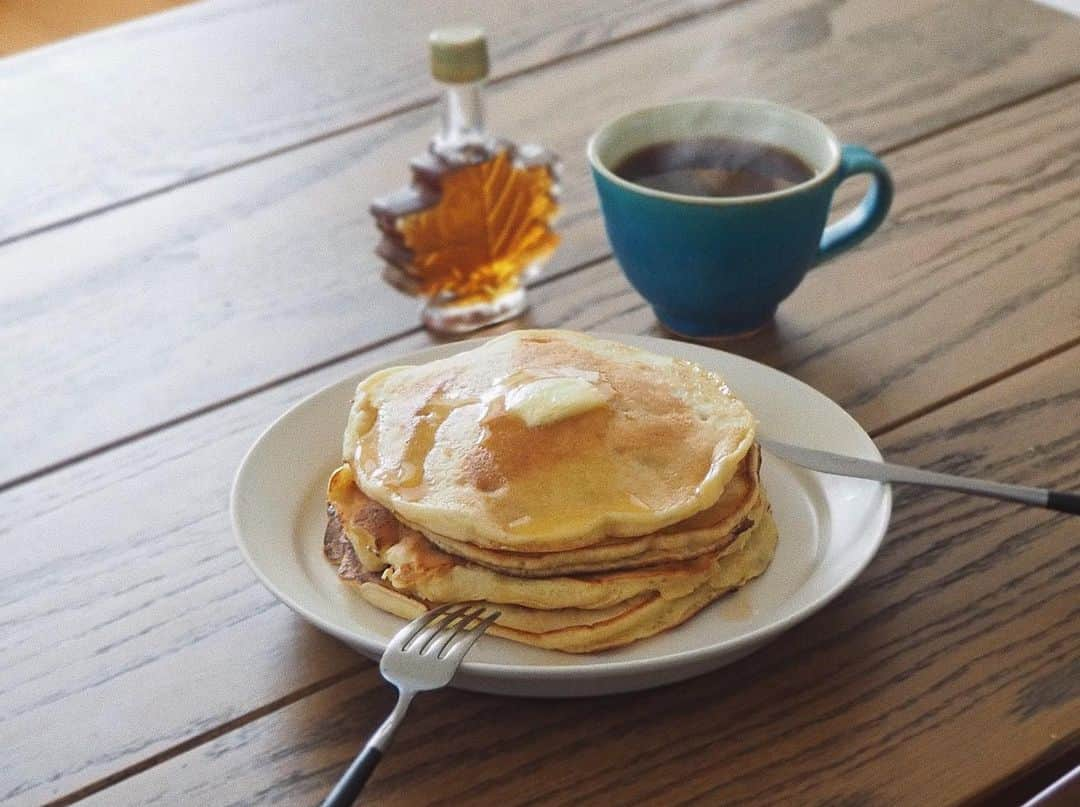 猪鼻ちひろさんのインスタグラム写真 - (猪鼻ちひろInstagram)「🍌🥞☕️ あー、久々にバナナホットケーキ焼いたらすごく美味しいよぉ〜 (レシピはブログに載せました！)  朝からお洗濯にお掃除して 録画した大量のドラマも見て ネットショッピングして すんごく休日の朝って感じする◎  整理整頓は超苦手だけど 綺麗になっていくお部屋は好き〜〜〜😂 やっぱりちょっぴり特別な日だから、 いい気持ちでご機嫌に 楽しく過ごしたい☺️🌱🍃🪴 #終わりよければすべてよし  #ちひろkitchen #ちひろのごはん #バナナホットケーキ #バナナパンケーキ #ホットケーキ #パンケーキ #どっちかな」2月11日 12時48分 - inohanachihiro