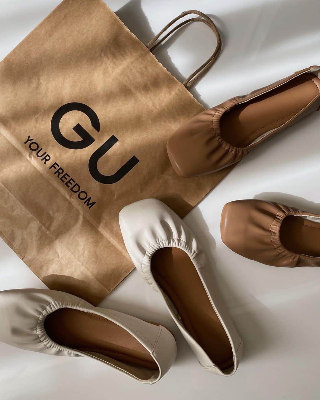 倉園由菜のインスタグラム：「. GUで2色買いした。  #gu #ジーユー #ジーユー購入品  #ギャザーシフォンフラットシューズ #フラットシューズ #スクエアパンプス」