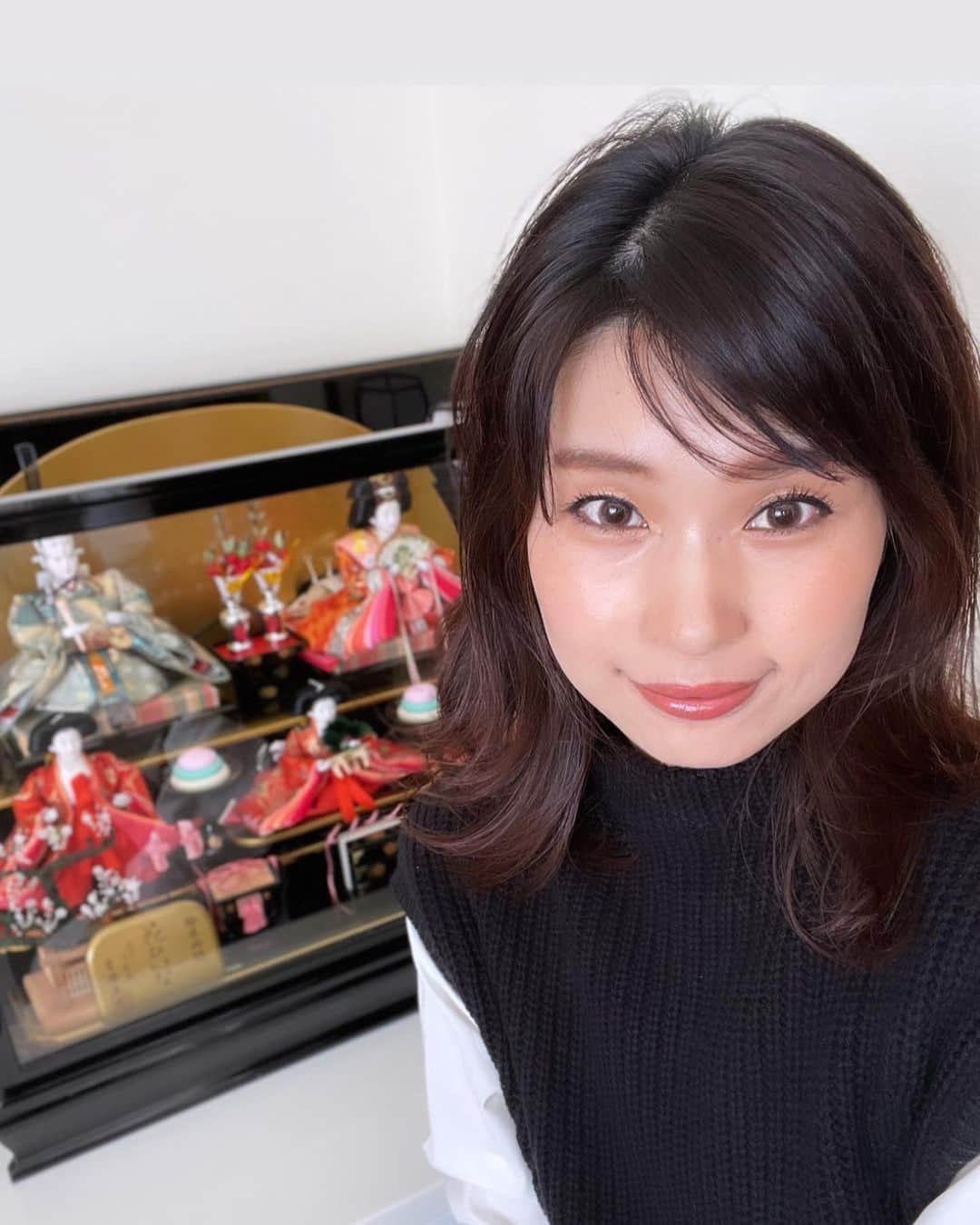 三佐和あやのインスタグラム：「どうも！女の子3人ママです😙 お天気の良い 祝日の今日、 お雛様を2年ぶり？ くらいに出せました〜‼️ お雛様もうれしそうよ〜🌸 ひな祭りって どう過ごすんだっけ？  #お雛様 #お雛様飾り #おひなさま #ひな祭り #3児ママ #3児のママ #3児の母 #ママ #アラサー #アラフォー #アンチエイジング」