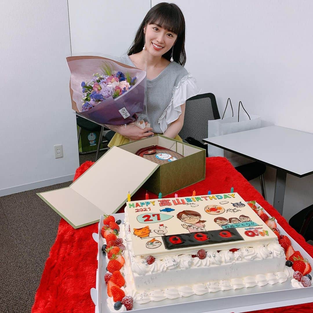 高山一実さんのインスタグラム写真 - (高山一実Instagram)「. 昨日のQさま収録でお祝いしていただきました´;ω;` こんなに贅沢で幸せな誕生日があっていいのでしょうか… 本当にありがとうございます！ . なんとこのケーキのイラストは 樋口さんが描いてくださったのだと！✏︎ かわいすぎます、、、うれしーーーー(ᵕ̤ᴗᵕ̤)」2月11日 12時54分 - takayama.kazumi.official