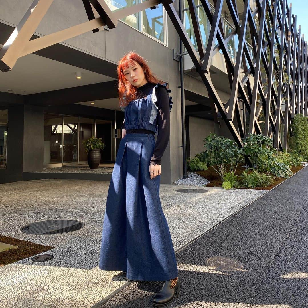 瀬戸あゆみさんのインスタグラム写真 - (瀬戸あゆみInstagram)「Sparkle Denim Set Up💙💫  たくさん見たいというリクエストをもらいました！ 着てみました♡  きらきらと光るラメ混デニムのビスチェとスカートのセットアップ。 細かいラメが織り込まれた、上品な煌めきのある生地です。 ビスチェは一枚で着てヘルシーに着こなしても、写真みたいな感じでトップスやブラウスと重ね着でも◎ スカートはボリュームが出るようタックをとり、シンプルながらも存在感のあるアイテムに仕上げています。  意外と通年使えるアイテムです🌹 ハットは紐を取ってスナップボタンをつけて被っています👒  はー今日はオンラインzoom接客、楽しかったな♡ お話ししてくれた顧客のみなさま、ありがとうございました！  #dearsisterhood」2月11日 22時26分 - setoayumi