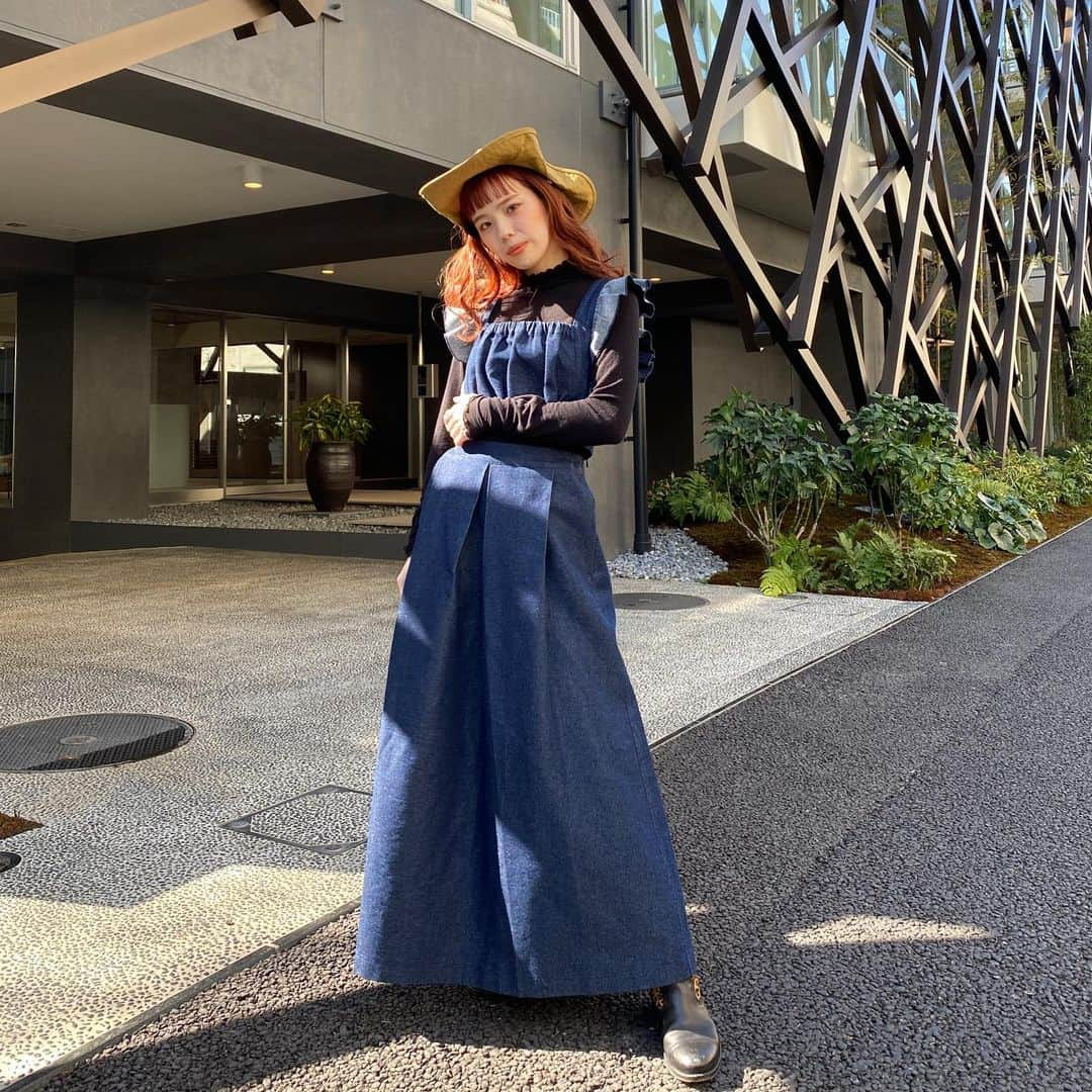 瀬戸あゆみさんのインスタグラム写真 - (瀬戸あゆみInstagram)「Sparkle Denim Set Up💙💫  たくさん見たいというリクエストをもらいました！ 着てみました♡  きらきらと光るラメ混デニムのビスチェとスカートのセットアップ。 細かいラメが織り込まれた、上品な煌めきのある生地です。 ビスチェは一枚で着てヘルシーに着こなしても、写真みたいな感じでトップスやブラウスと重ね着でも◎ スカートはボリュームが出るようタックをとり、シンプルながらも存在感のあるアイテムに仕上げています。  意外と通年使えるアイテムです🌹 ハットは紐を取ってスナップボタンをつけて被っています👒  はー今日はオンラインzoom接客、楽しかったな♡ お話ししてくれた顧客のみなさま、ありがとうございました！  #dearsisterhood」2月11日 22時26分 - setoayumi