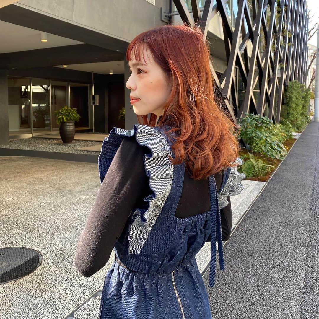 瀬戸あゆみさんのインスタグラム写真 - (瀬戸あゆみInstagram)「Sparkle Denim Set Up💙💫  たくさん見たいというリクエストをもらいました！ 着てみました♡  きらきらと光るラメ混デニムのビスチェとスカートのセットアップ。 細かいラメが織り込まれた、上品な煌めきのある生地です。 ビスチェは一枚で着てヘルシーに着こなしても、写真みたいな感じでトップスやブラウスと重ね着でも◎ スカートはボリュームが出るようタックをとり、シンプルながらも存在感のあるアイテムに仕上げています。  意外と通年使えるアイテムです🌹 ハットは紐を取ってスナップボタンをつけて被っています👒  はー今日はオンラインzoom接客、楽しかったな♡ お話ししてくれた顧客のみなさま、ありがとうございました！  #dearsisterhood」2月11日 22時26分 - setoayumi