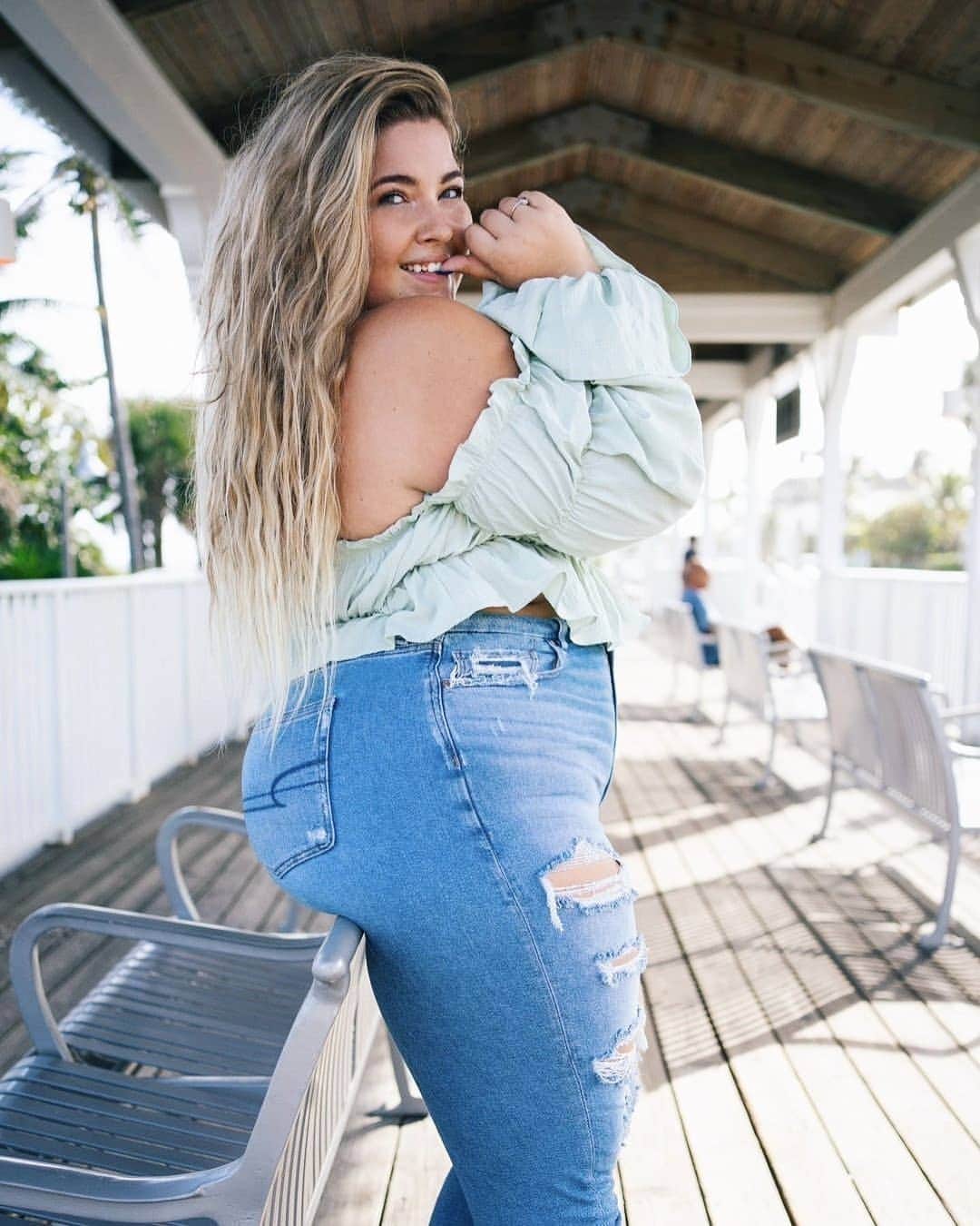 SHEINのインスタグラム：「Love yourself first 🌸💓 @sampaigepix  Shop Item #: 1444095  #SHEINgals #SHEINstyle #SHEINSS21 #SHEINCurve」
