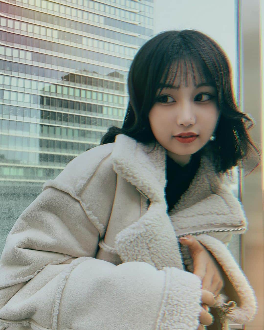 宮丸くるみのインスタグラム：「📸🖤  ・ ・ ・  #リリバリ #lilyofthevalley #アイドル #idol #jk #18歳 #高校生 #ぱっつん前髪 #ロングヘア #巻き髪 #黒髪 #jouetie #film #シースルー前髪 #もこもこアウター」