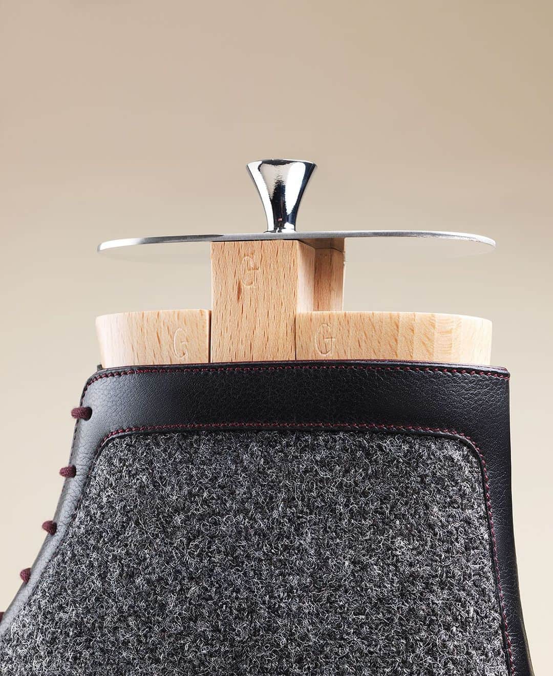 ジョンロブのインスタグラム：「Honouring time-tested bootmaking skills, the Parisian bespoke atelier brings the traditional pegged construction into modernity with the introduction of the bi-material masterpiece “Bottillon Adresse”. . #johnlobbbespoke」