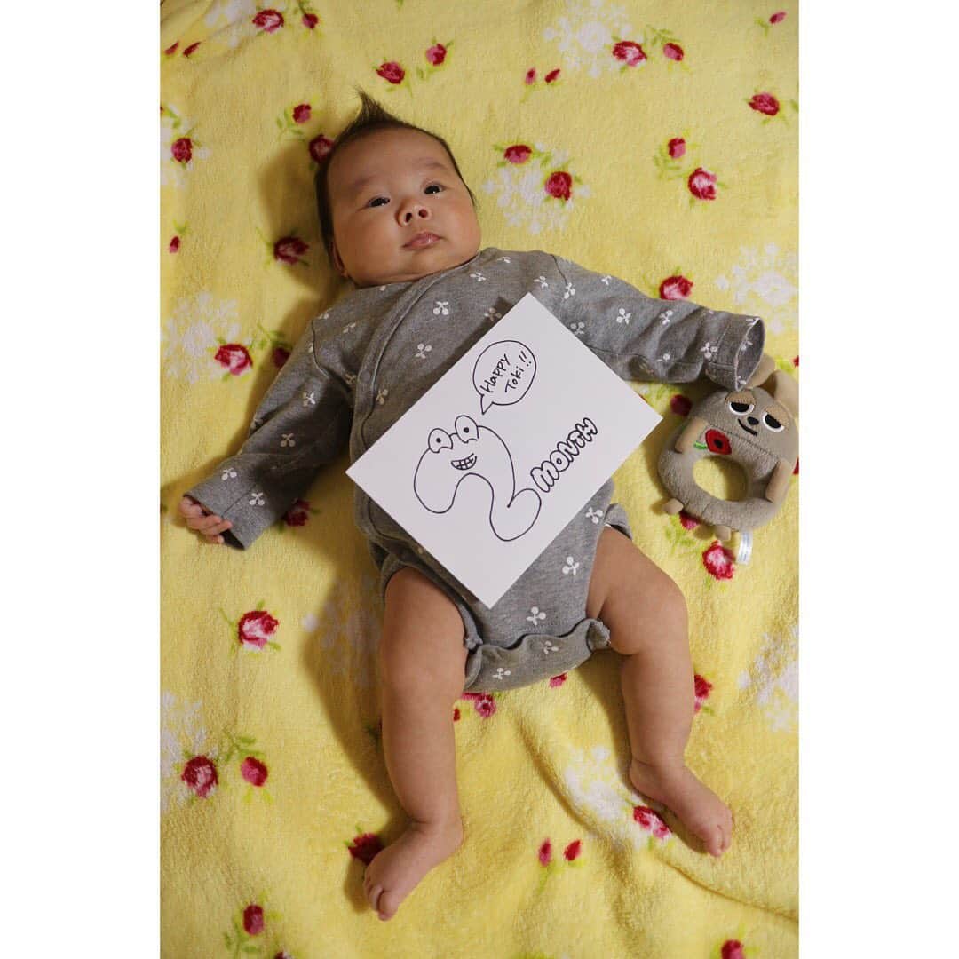 三浦絵里菜のインスタグラム：「昨日で2ヶ月✌️  この1ヶ月でかなりぷくぷくした👶🏻 1ヶ月前はぶかぶかだった服がもうぴったりくらいになった！ 笑うようになったし喋るようにもなった！ 夜もだいぶ寝てくれるようになった！ すごーく成長しているー✨  毎日が一瞬で過ぎてしまうから、そのスピードに置いてかれないように、私も成長するぞー😂  #ときちゃんだよ #2ヶ月 #来週は予防接種」