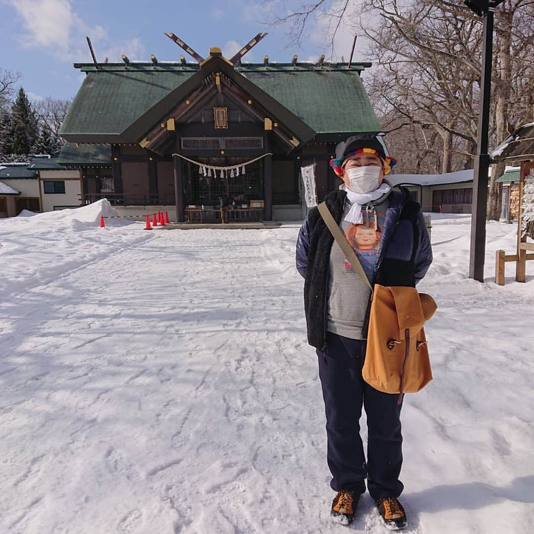 ホルスタイン・モリ夫さんのインスタグラム写真 - (ホルスタイン・モリ夫Instagram)「千歳神社→参拝→水汲み→支笏湖ドライブ→丸駒温泉→客室で未来予想図→サウナ×2→エビフライ定食→客室でゴロゴロ→鹿まみれドライブ→氷濤祭り→柳ばしでエビフライ定食。 日帰りとは思えない充実感＼(^o^)／ マジョリと友人たちありがとう♨️ #千歳神社  #支笏湖 #丸駒温泉 #サウナ #エビフライ定食 #日帰り客室プラン #氷濤祭り #xrayspex #エックスレイスペックス #ジャケ写 #9枚目何かのジャケに似てるんだけど思い出せない #柳ばし #エビフライ定食 #🍤 #overのキャップ #あったか～い❤️ #お気に入り❤️」2月11日 22時24分 - morry_aroi