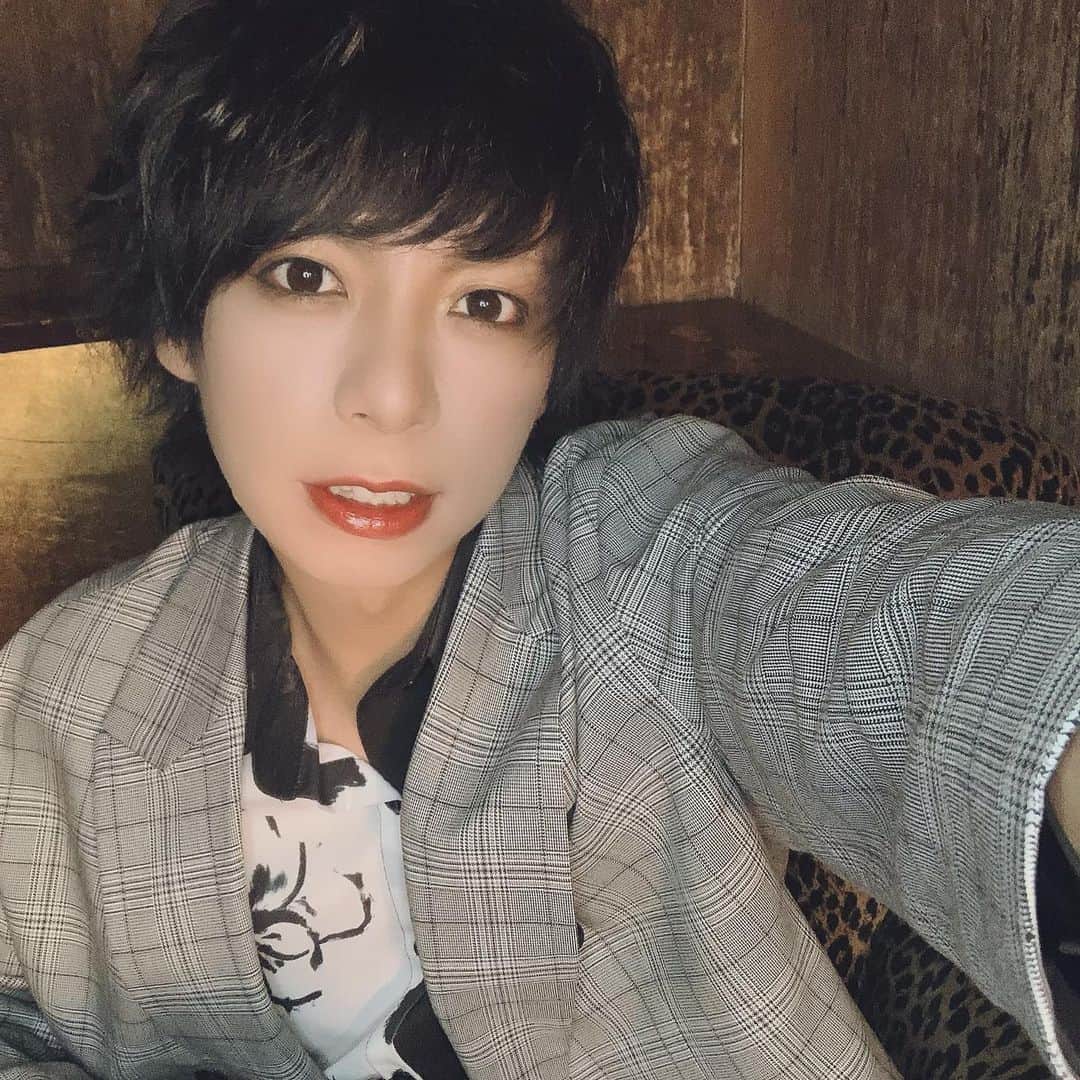 SARSHIのインスタグラム：「久々のイベントライブ！来てくれたみんなありがとう！！ ユナヒロ犬めっちゃ楽しかった！！またいつか必ずやりたいな！！ 君とリッピルッピヾ(＠⌒ー⌒＠)ノ   #ユナヒロ犬 #ユナイト #dogintheparallelworldorchestra #hero」