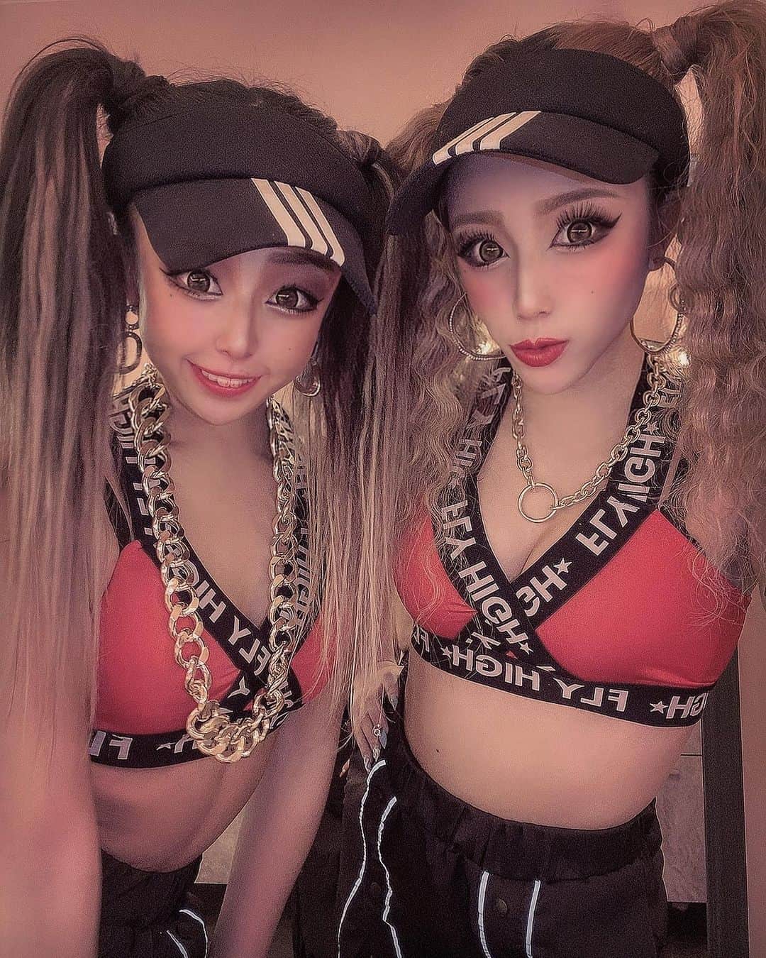 CHOCOのインスタグラム：「久々ももかちゃんコンビ😝💕  #utage#utagesapporo #ウタゲサッポロ#utagedancer#gogodancer #ゴーゴーダンサー#札幌#サッポロ#sapporo#すすきの#黒肌#ヒップホップ#衣装#髪型#プルエクステ＃エクステ#ニーナ#ナイトクラブ#夜遊び#パリピ」