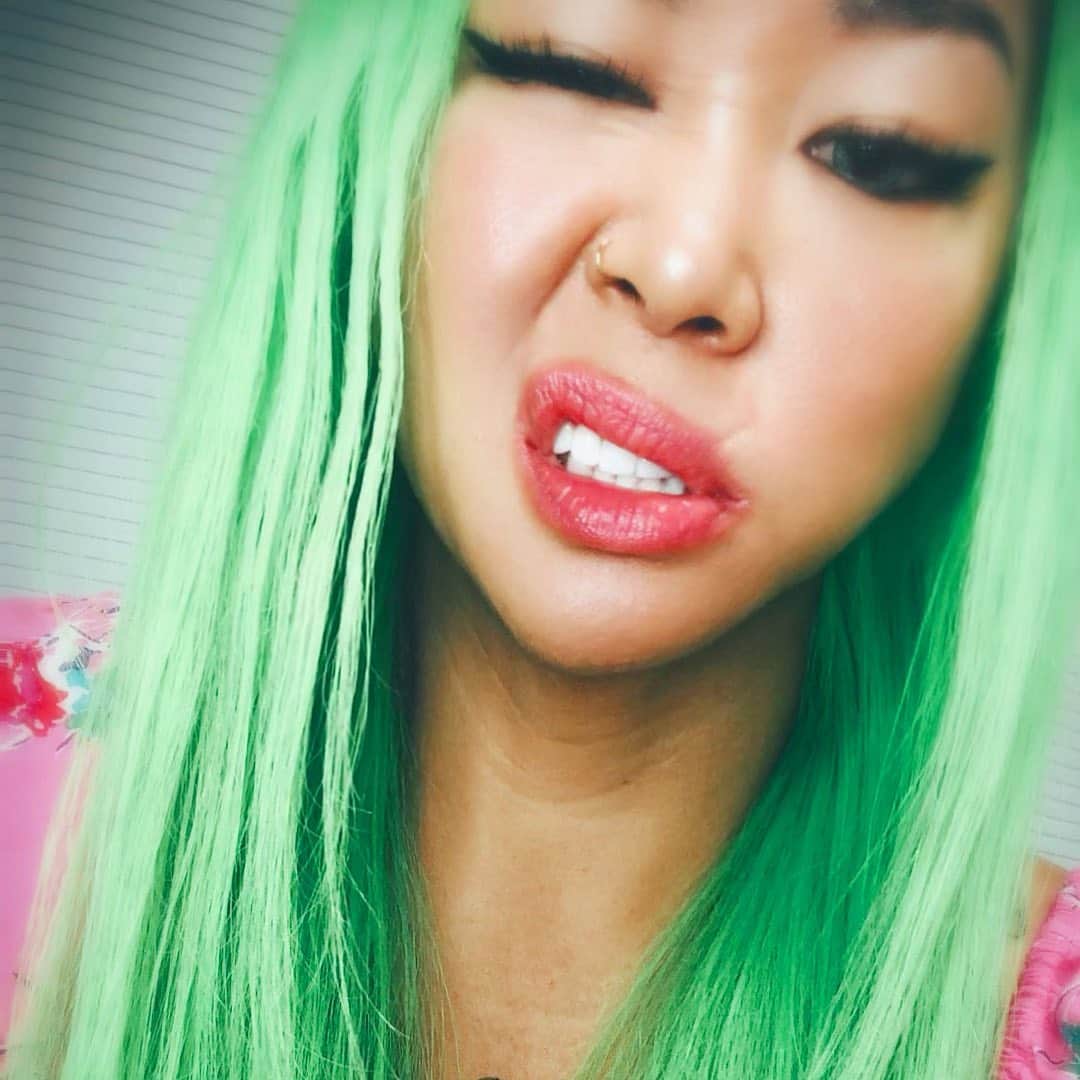 ルナのインスタグラム：「今回のLUNAチャンネルは？！. 以前から「歯がキレイ！」「うらやましい！」「歯を白くするには？」など、多数コメントをいただいてた【私の歯がキレイな秘密】を公開しちゃいまっす🦷. さらに @ys.dentalcure 最新ホワイトニング事情を徹底深掘りも三井院長先生 @youichiro.mitsui に聞きまくったらギリギリトーク🈲. 是非ご覧くださいませ!!!!. #ホワイトニング  #歯医者 #ワイズデンタルキュア  #目白」