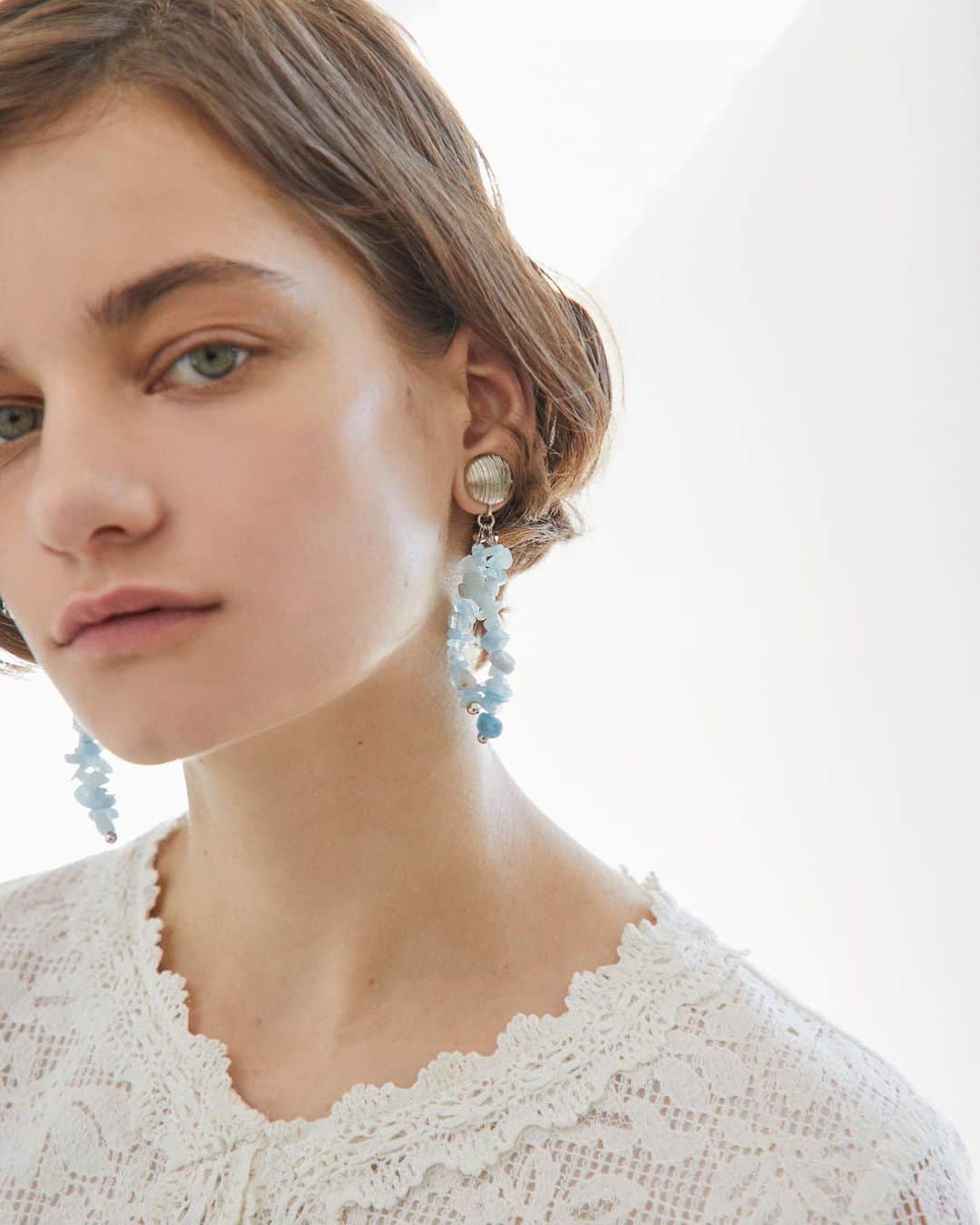 のインスタグラム：「. 【comfort chic_March】  MAGLACE BLOUSE col.white,bule/¥16,000+tax  FOLIE EARRINGS col.pink,bule/¥7,000+tax  #jillstuart #March #spring #comfortchic #styling  #webcatalog」