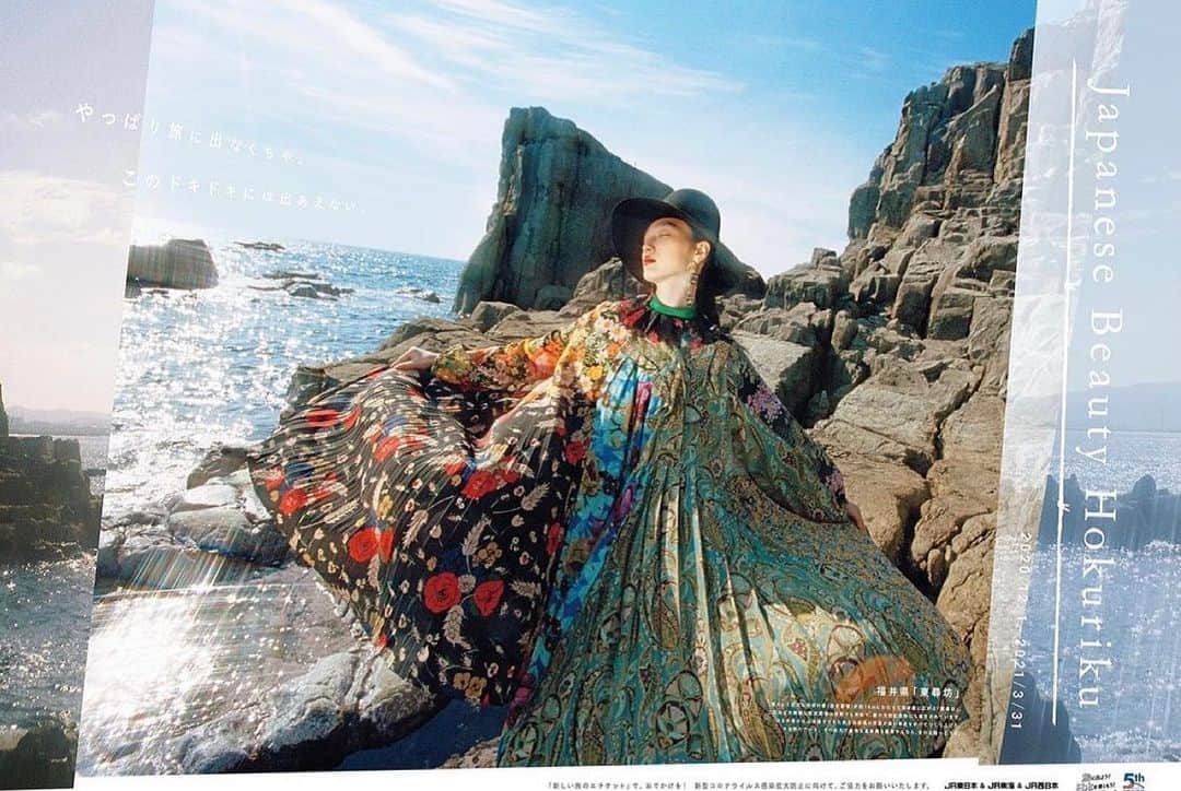 相澤樹のインスタグラム：「ちょっと投稿遅くなってしまいましたが、ただいまJR北陸キャンペーンで、色々な駅でみれます！とっても大好きなスタッフとの北陸ロケでとにかく笑ってました！上がりも素敵で空気が伝わったかなと！！こちらは東尋坊で。」