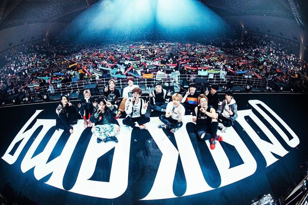 辻村勇太のインスタグラム：「【福岡ライブ終了！】  「ONAKAMA 2021」 福岡マリンメッセ  Photo by @hamanokazushi   3公演ありがとうございました！  今の世の中の現状で開催は賛否両論あったけどやれてよかった！ 来てくれた人も今回来るのを諦めた人もその判断は決して間違ってない。 今を肯定できるような明るい未来をみんなで作っていこう！！ だって俺らには支えてくれる音楽がある！！！ これからも音と共に！！  #blueencount #bassist #onakama2021」