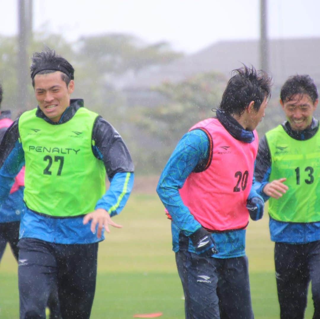 湘南ベルマーレさんのインスタグラム写真 - (湘南ベルマーレInstagram)「沖縄2次キャンプ9日目‼️ 充実のキャンプも残りわずかとなってきました。 ・ 今日はなんと…暴風雨☔️🌀 強い風と激しい雨の中でのトレーニングとなりました。 が！選手たちは元気😄 声を出して活気あるトレーニング。短い時間の中で集中して行われました👍 ・ #湘南 #ベルマーレ #湘南ベルマーレ #bellmare  #たのしめてるか #一 #OneBellmare #高橋諒 #町野修斗 #中村駿 #石原直樹 #柴田壮介 #山本脩斗」2月11日 22時35分 - shonan_bellmare
