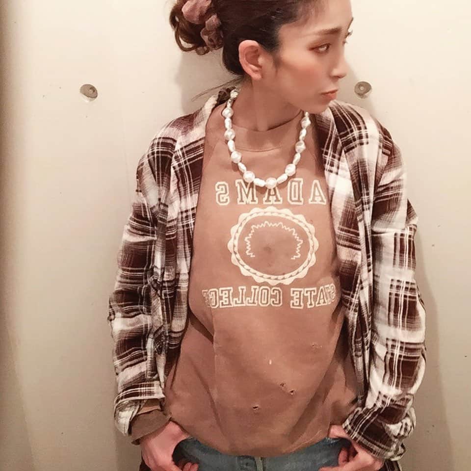 高橋真依子さんのインスタグラム写真 - (高橋真依子Instagram)「今気づいた、早めのValentine色だった。 板チョコガウンにはさまれたチョコクリームスウェットといったところでしょうか。 どちらもvintage #私服#ootd#outfit#vintage#vintagefashion#used#usedclothing」2月11日 22時30分 - chi.maiko