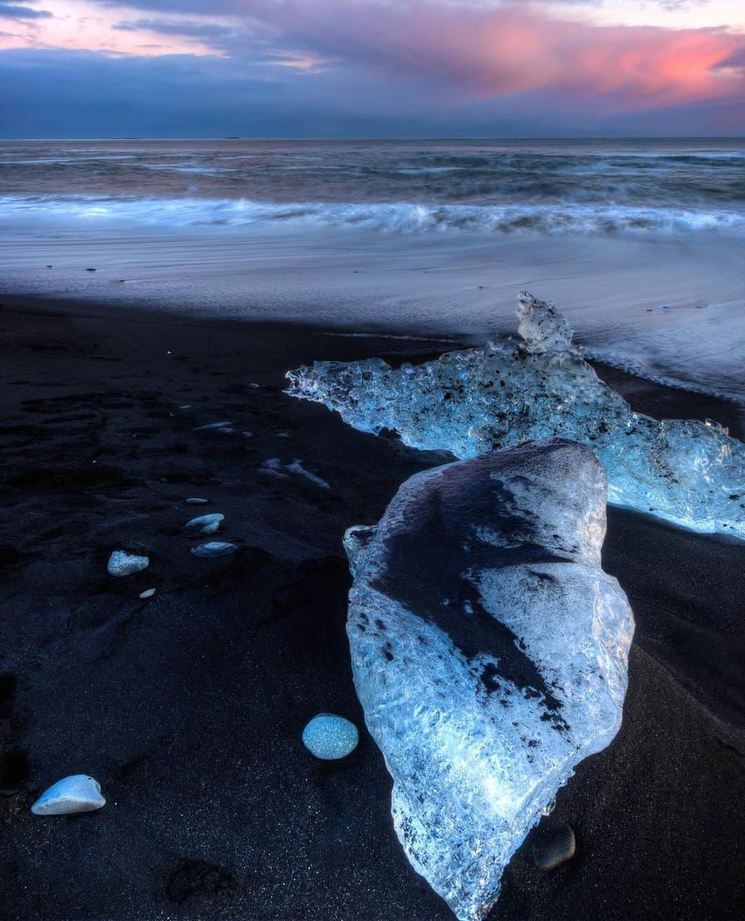 instagoodのインスタグラム：「@philipesterle d i a m o n d b e a c h 22378⁠⠀ ⁠⠀ Sunset at black sand beach outside of Jökulsárlón.⁠⠀ ⁠⠀ Austurland, Iceland⁠⠀」