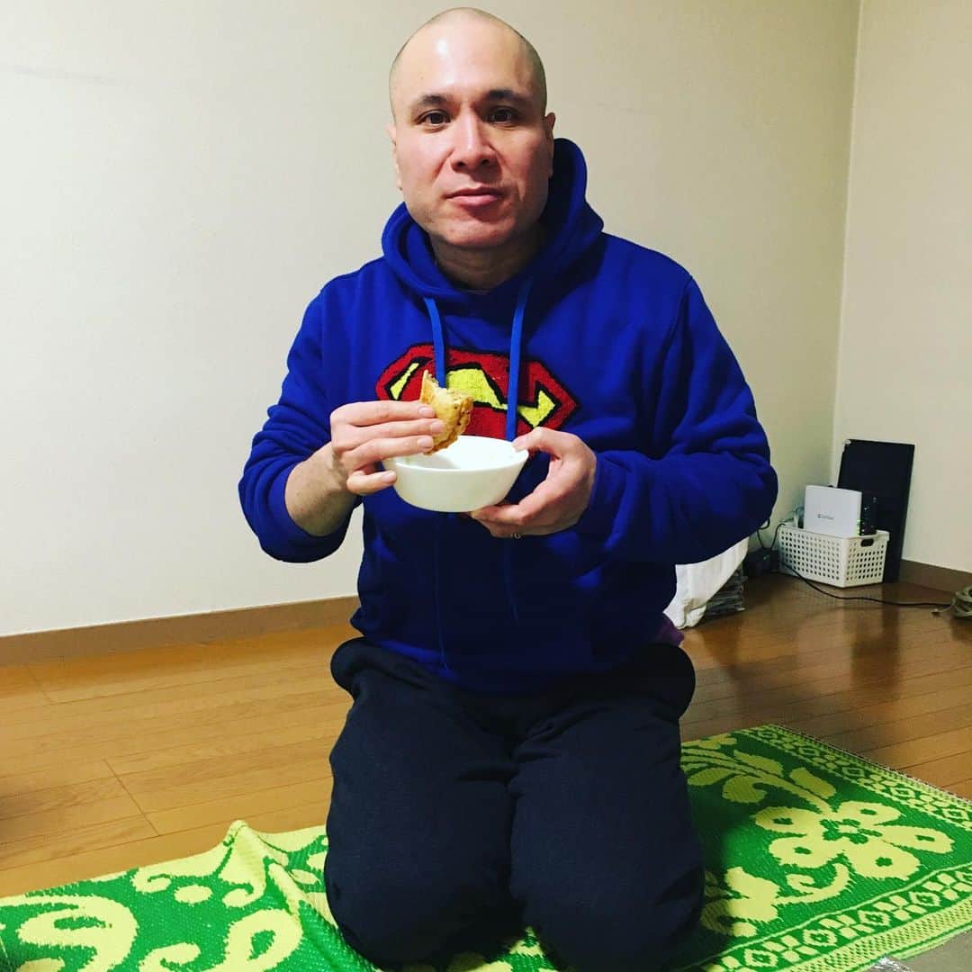 福田洋のインスタグラム：「42日間のヨガ修行 #bhairavisadhana 皆様の協力のおかげで無事に終わりました🙏🌷修行と言ってもハッピーな類のものですが🎵  おわったあとに作っていただいたインドごはんがまた格別🔥  こぼれギマりしていた監督もうれしそうに頬張っていました🤣  しかも、ラップトップまでいただいてしまいました。その名も「YOGA」 やばいです。生まれて初めて自分のパソコン。類人猿から一気に飛び級です。可能性無限大♾  #ishayoga #sadhguru」